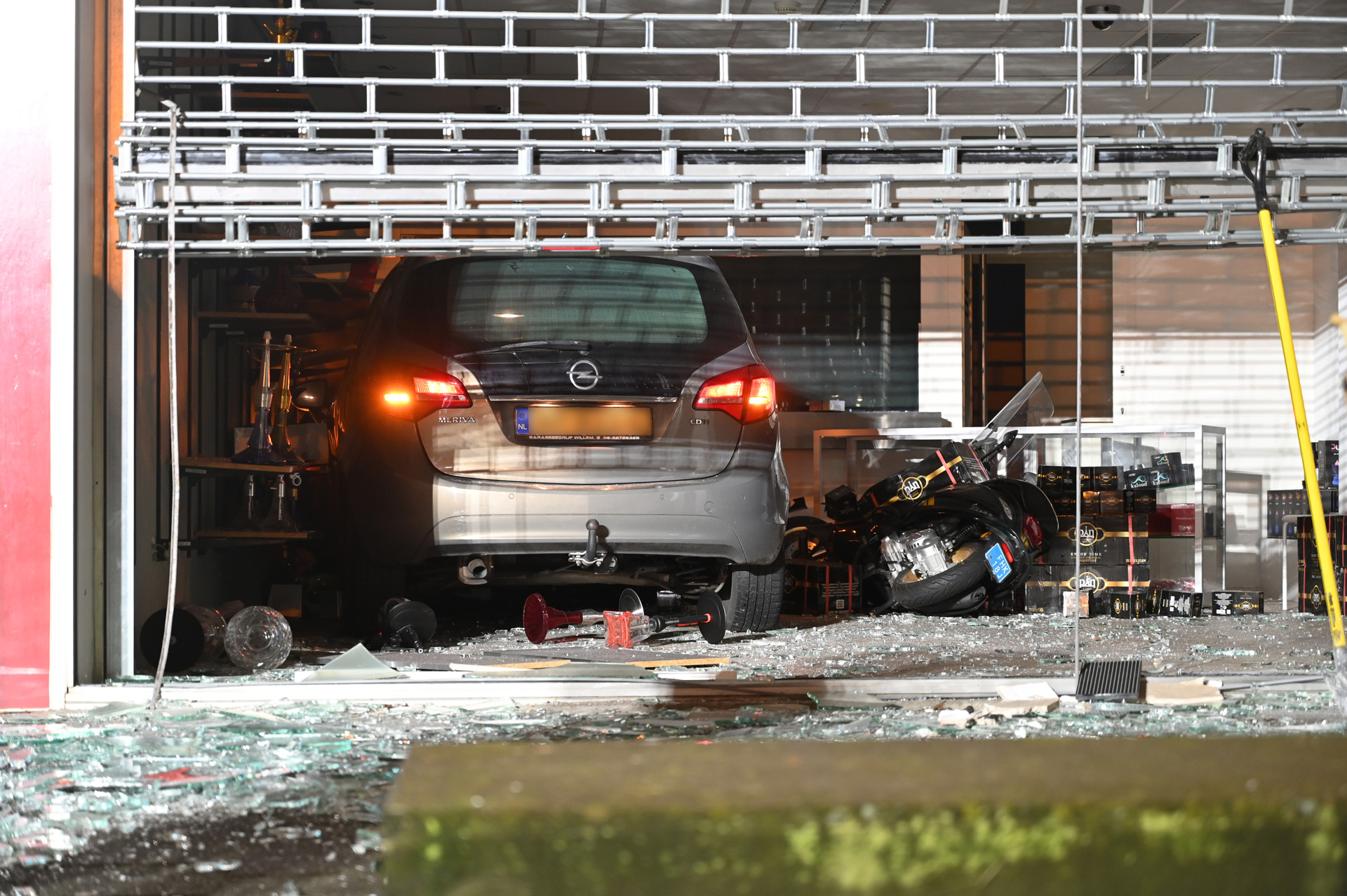 Automobilist rijdt tabakswinkel binnen en vlucht te voet