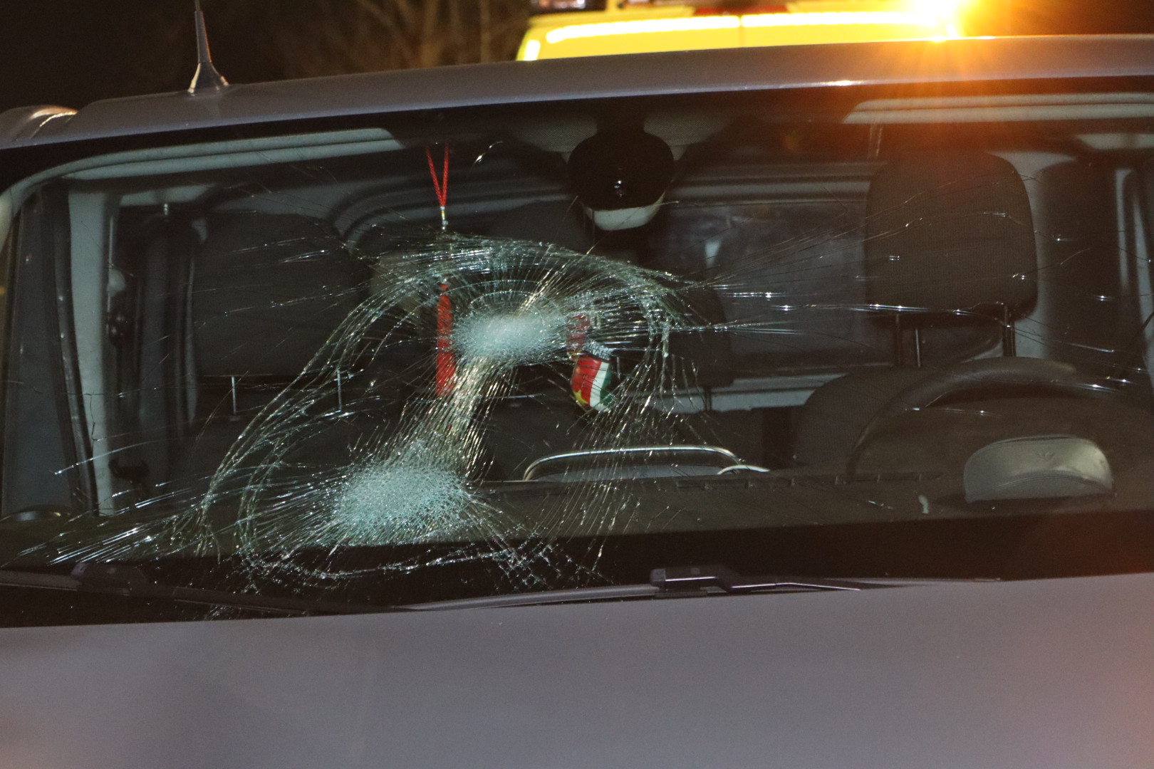 Fietser geschept door bestelbusje