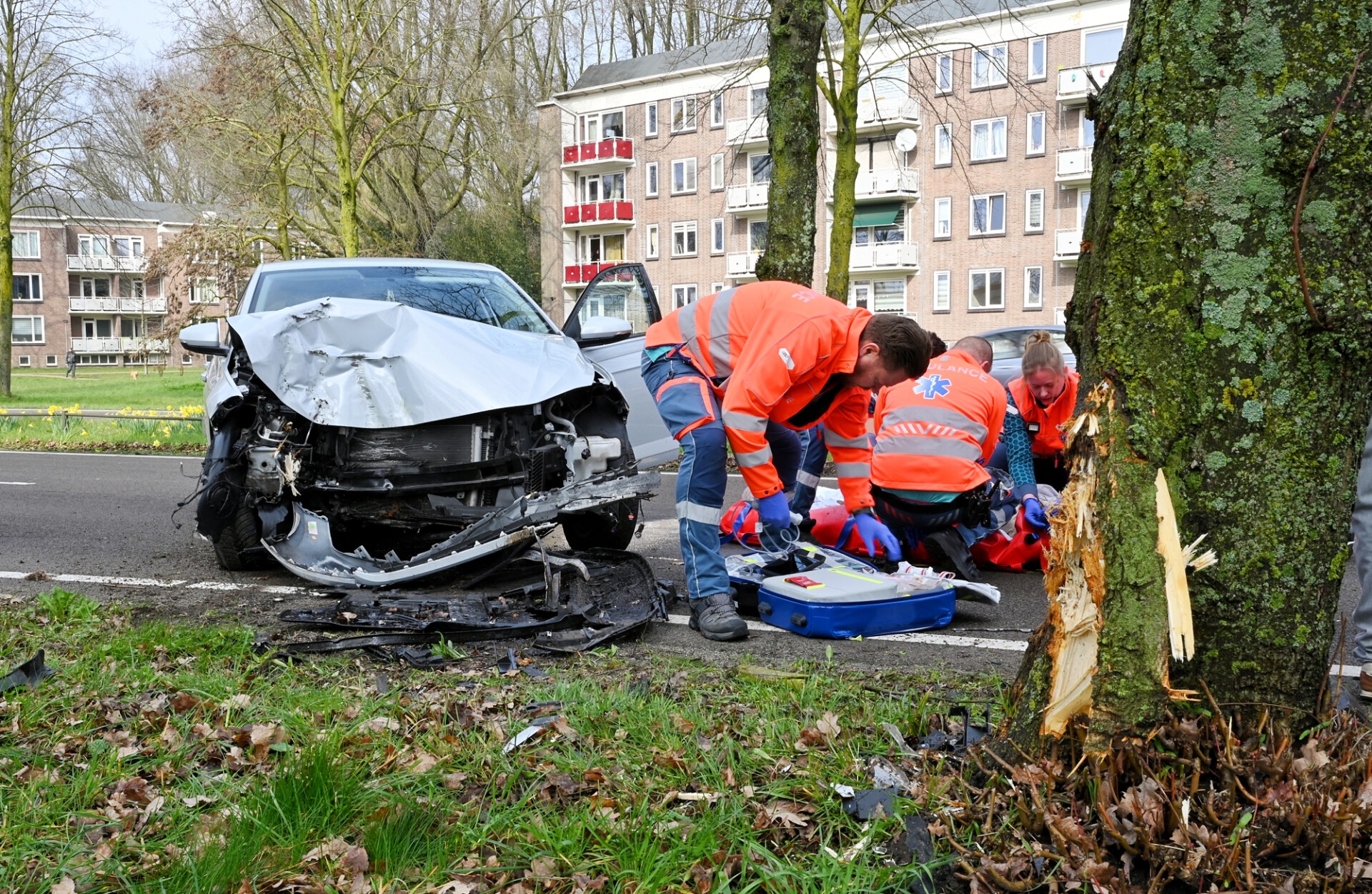 Vrouw verliest macht over het stuur en botst tegen boom