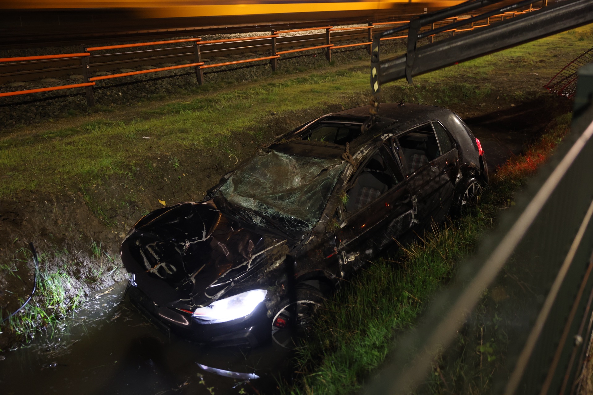 Automobilist ramt hekwerk en belandt in sloot