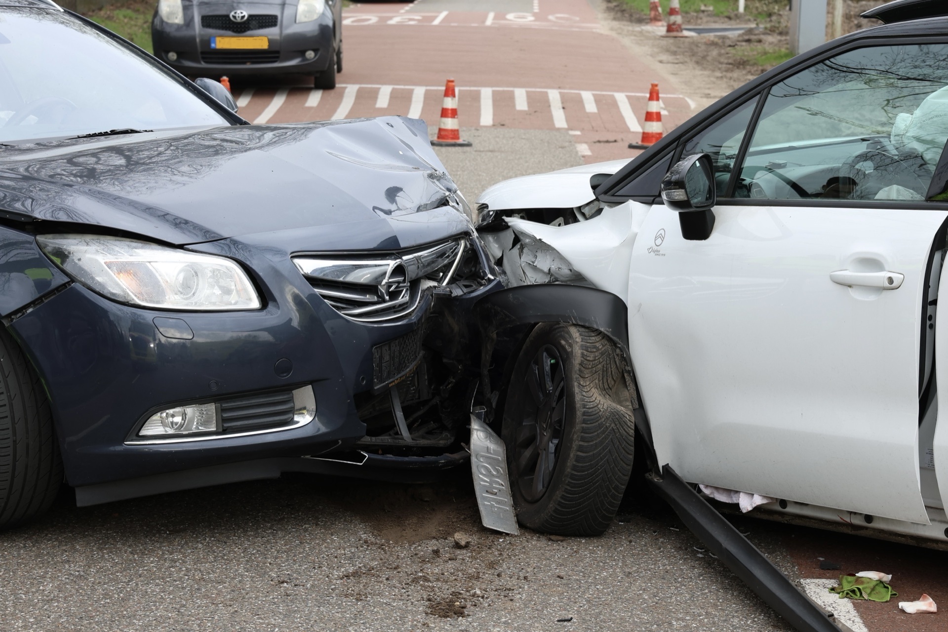 Automobilisten gewond na frontale aanrijding