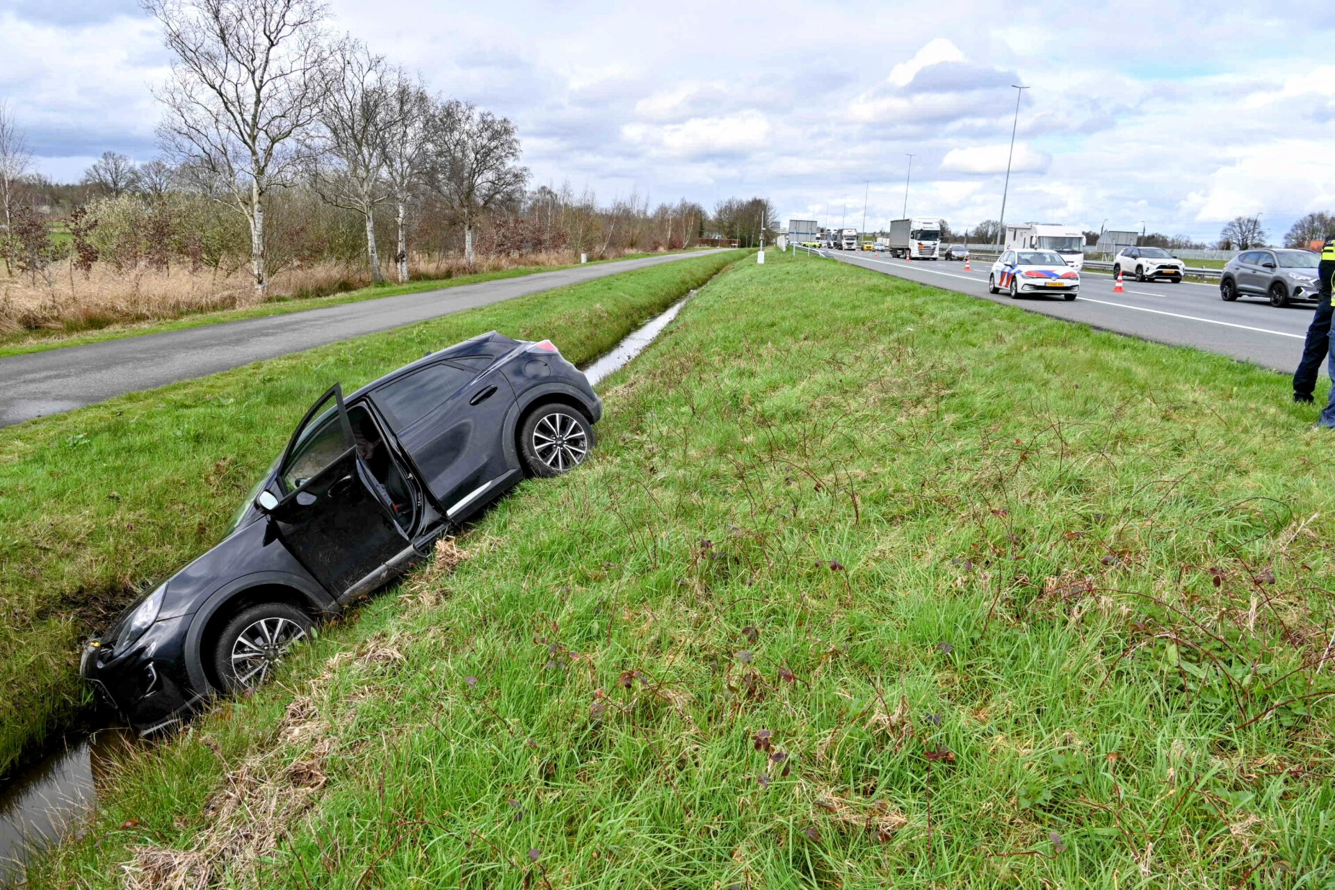 Auto belandt in sloot na politieachtervolging