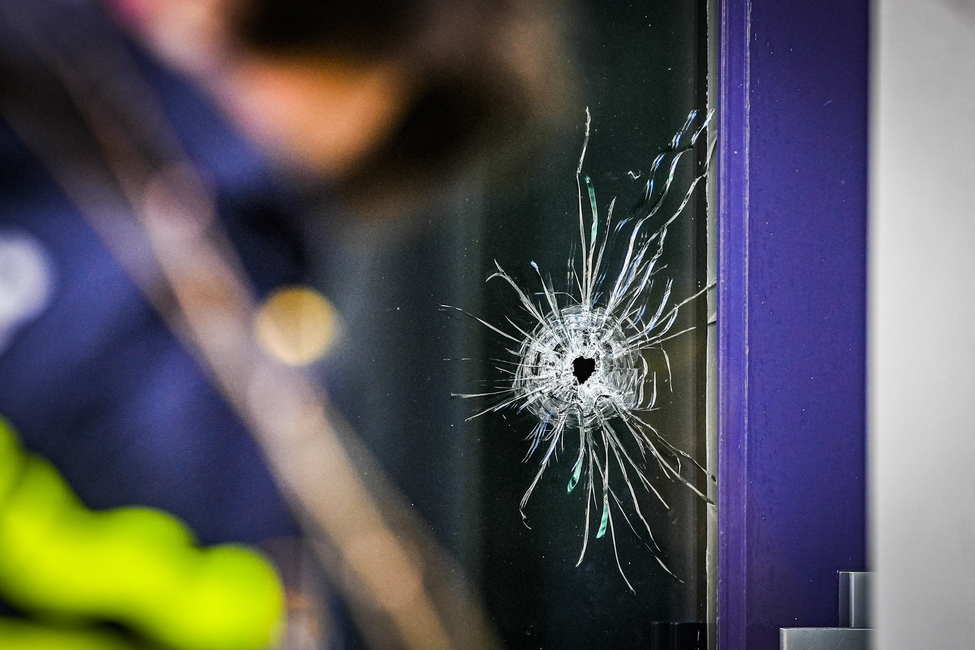 Woning beschoten, drie kogelgaten in voordeur