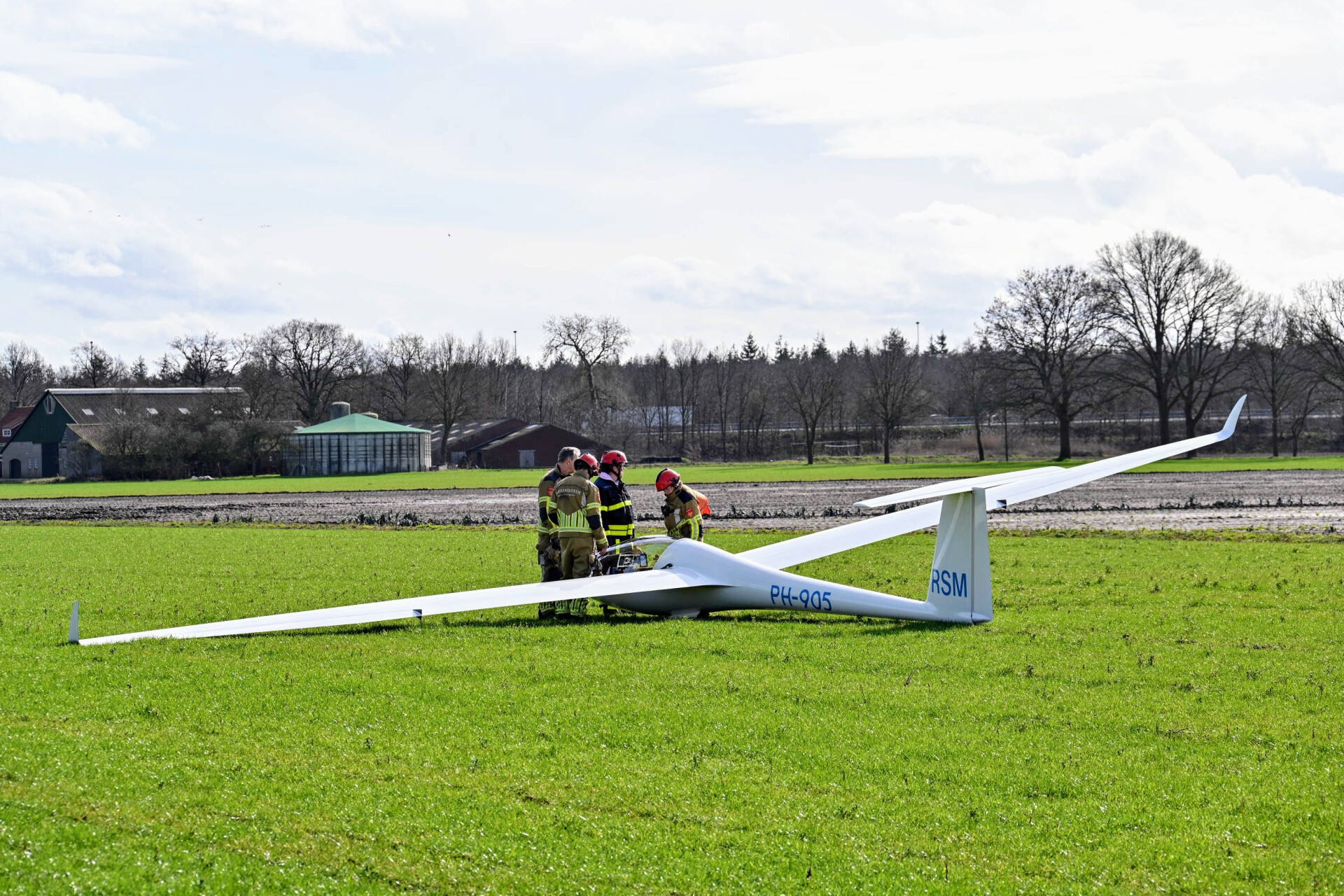 Zweefvliegtuig maakt noodlanding in weiland