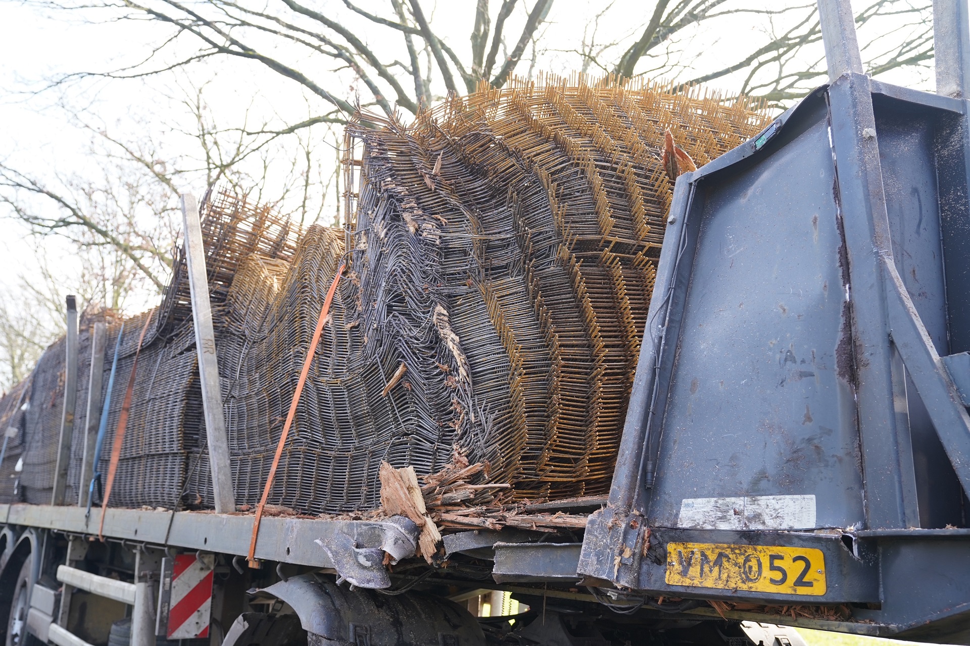 Vrachtwagen met betonmatten ramt drie bomen