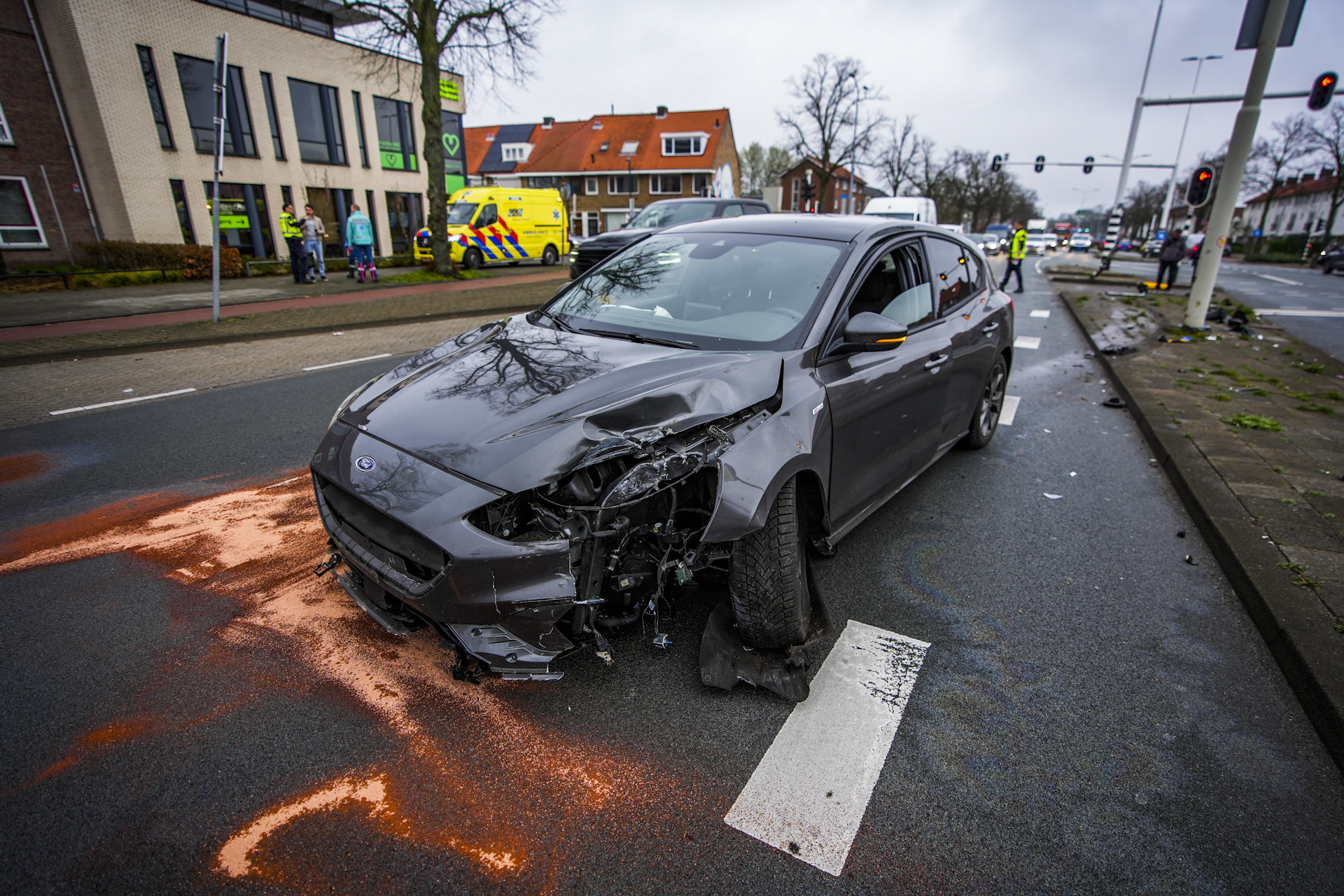 Ravage nadat automobilist stoplicht ramt