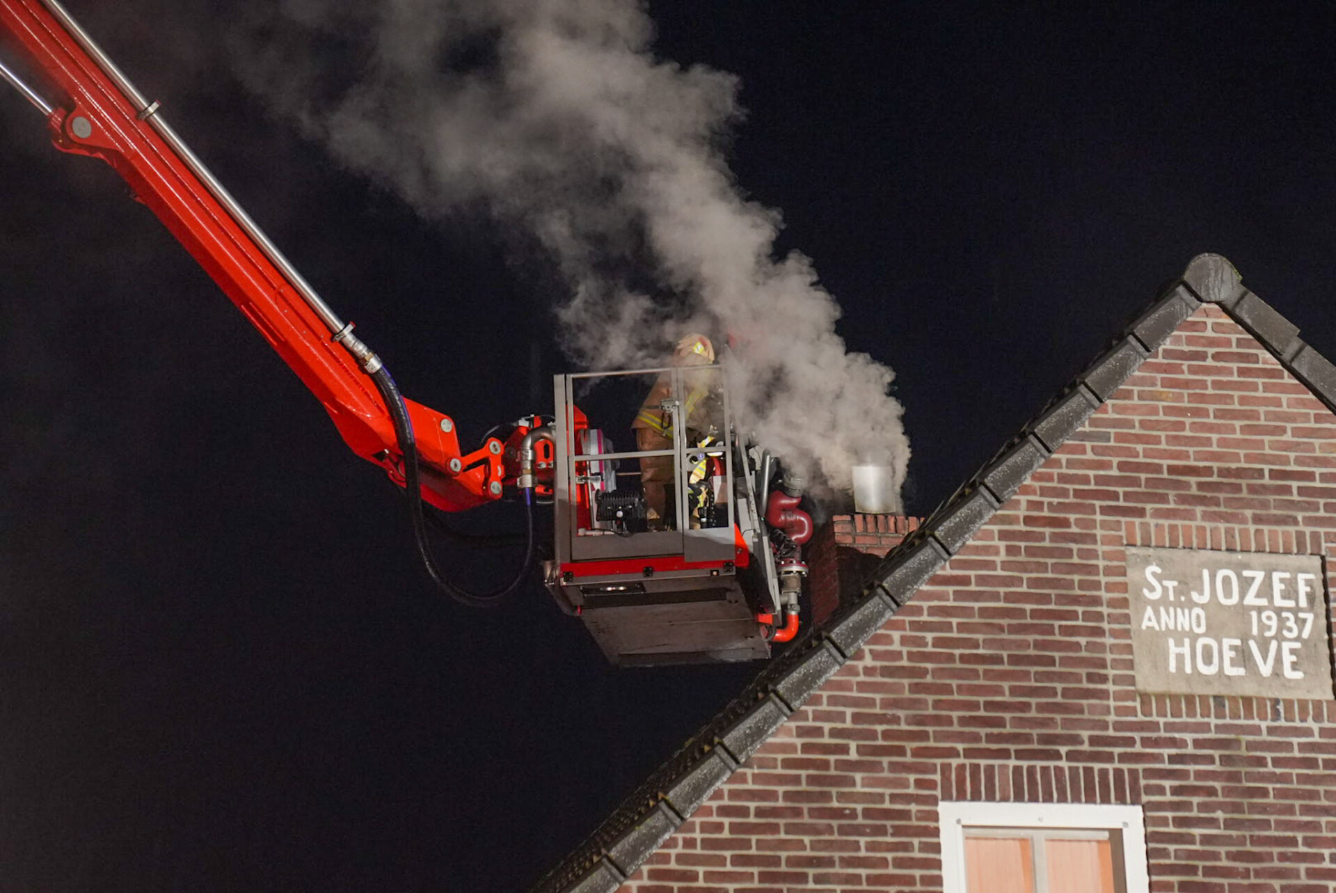 Veel rookontwikkeling door schoorsteenbrand