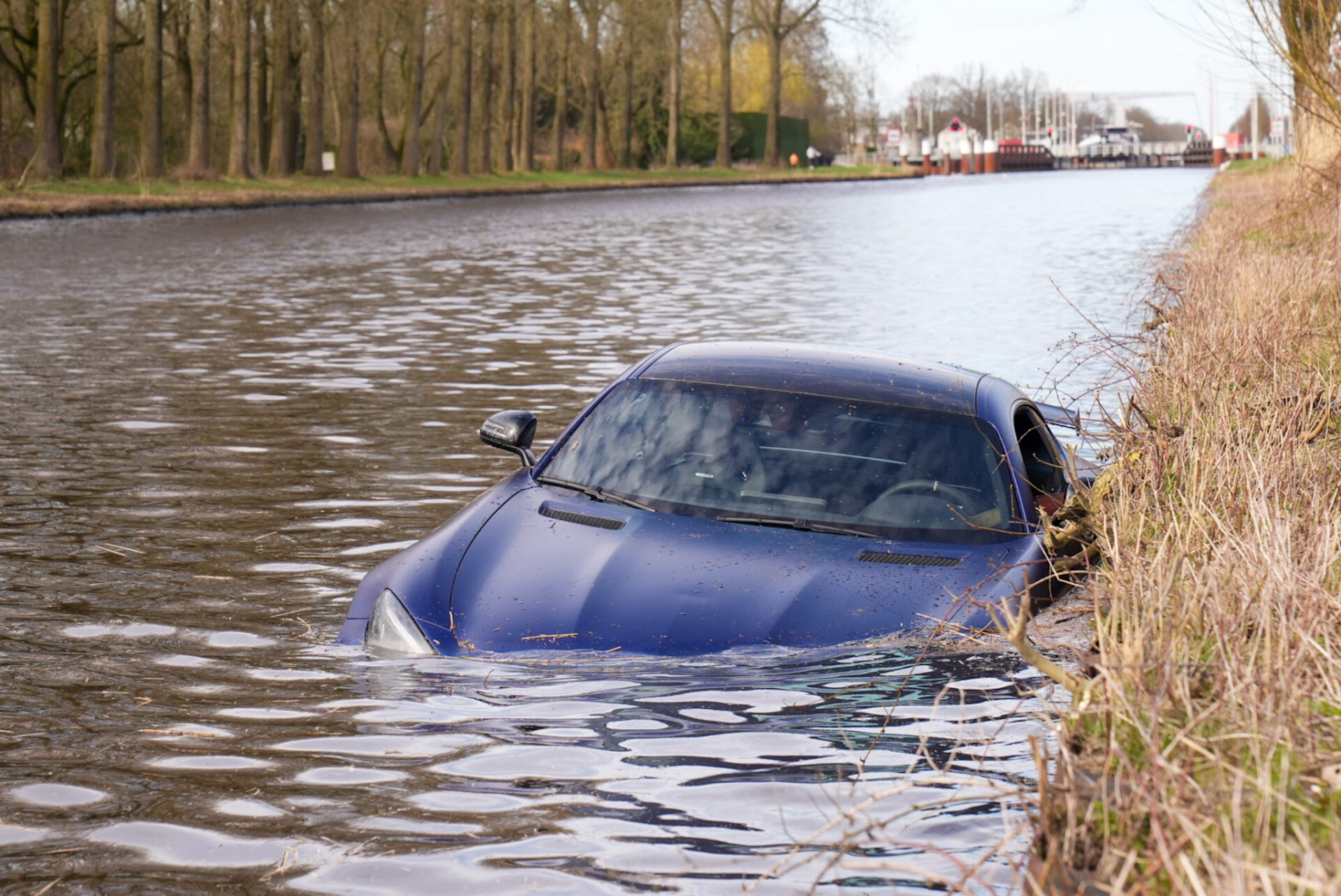 Auto belandt in kanaal, bestuurder brengt zichzelf in veiligheid