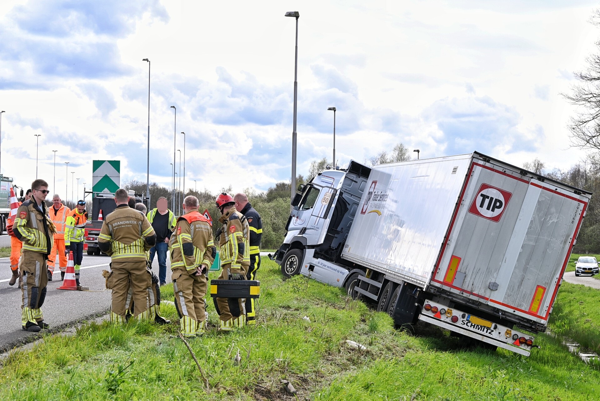 Vrachtwagen geladen met tv’s raakt van de weg
