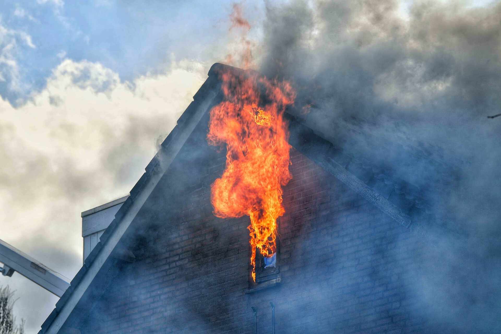 Grote brand legt woning in de as, bewoner gewond naar ziekenhuis