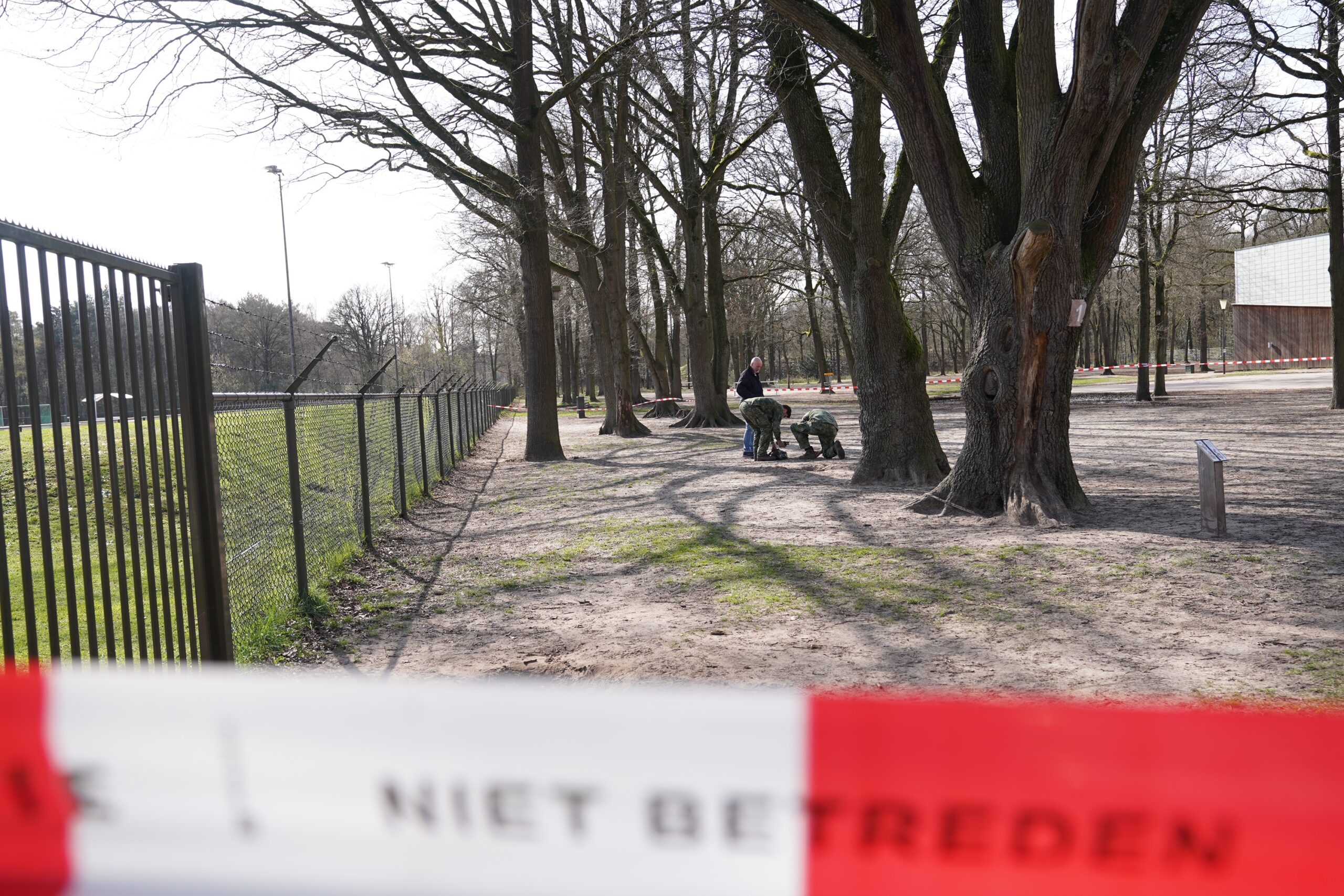 Ouders ontdekken oefengranaat op veld bij school