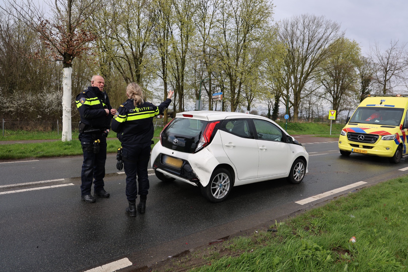 Automobilist raakt gewond bij kop-staart botsing