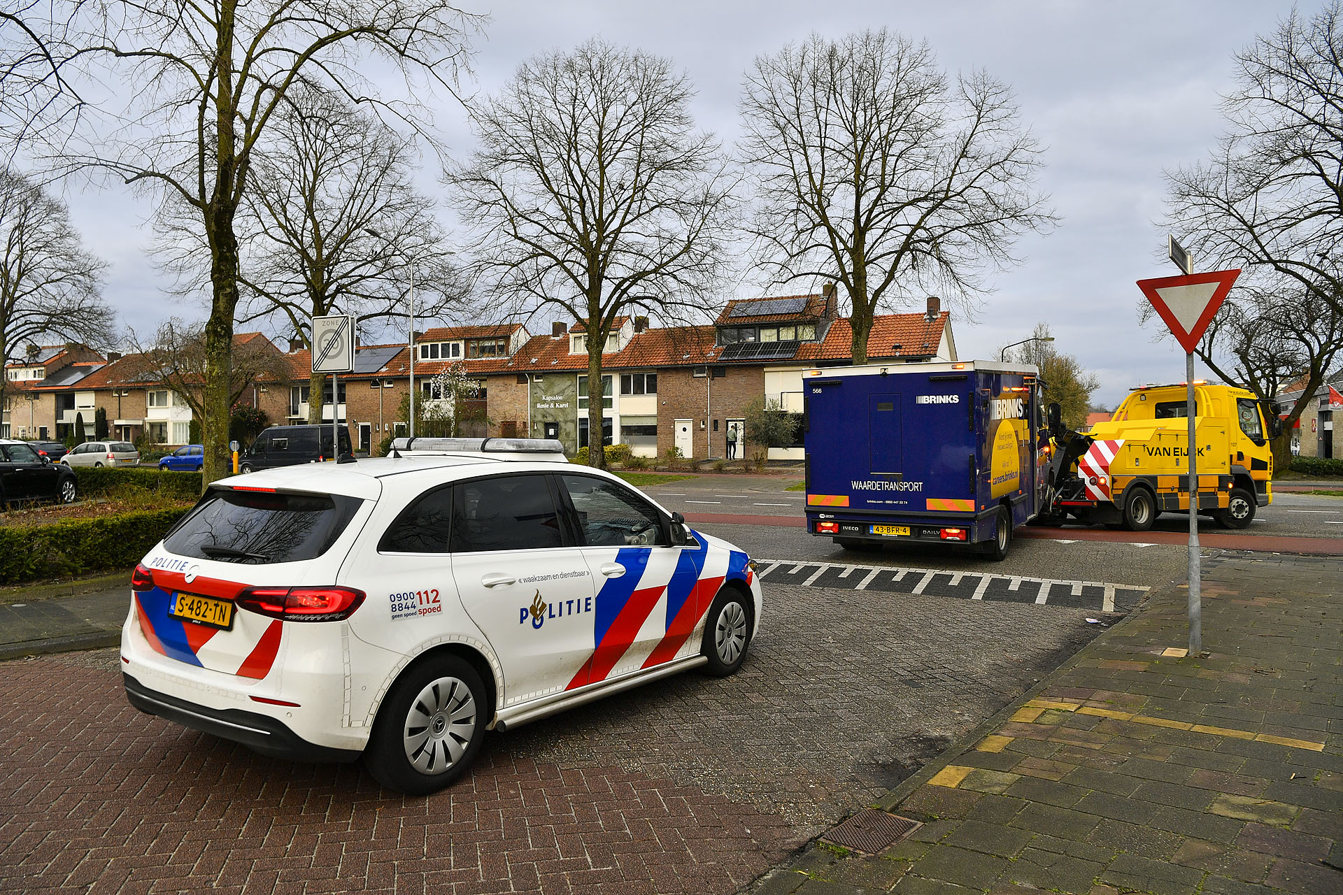 Geldwagen met pech onder begeleiding weggesleept