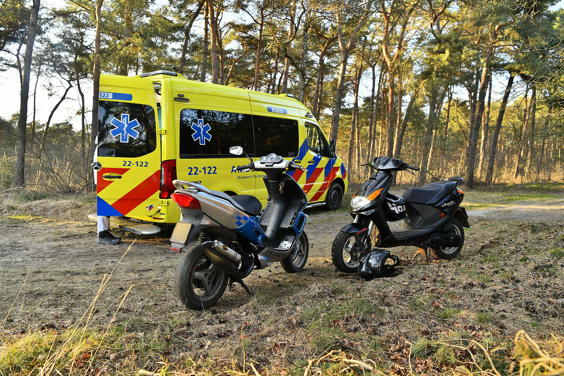 Jongeman met scooter valt in bos