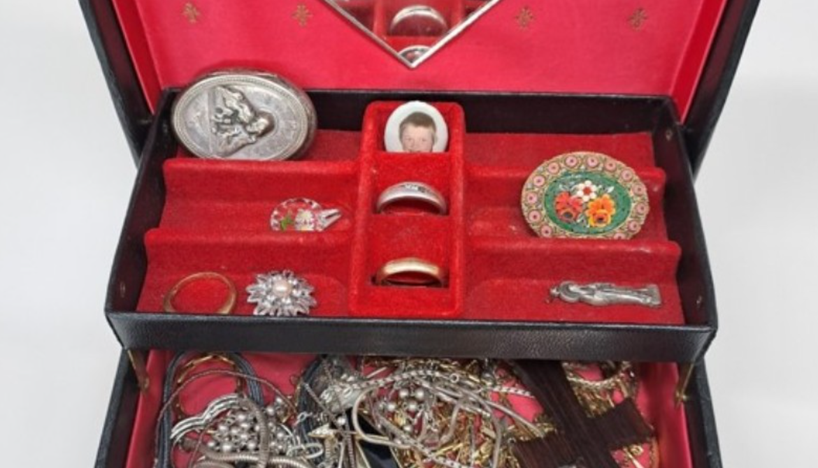 Twee aanhoudingen bij poging tot pinpasfraude 90-jarige vrouw