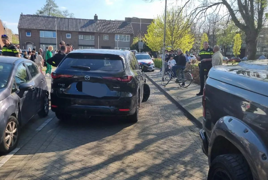 Autodief valt tijdens achtervolging over hondenpoep en wordt aangehouden