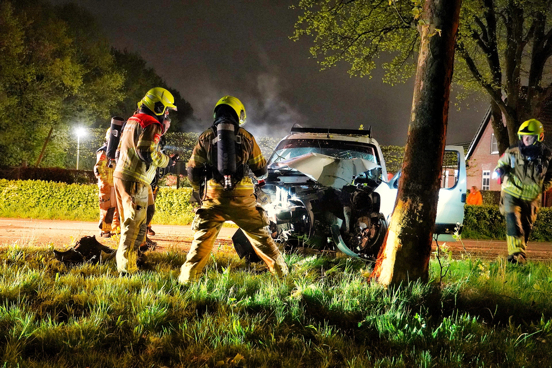 Dronken bestuurder botst tegen boom en raakt gewond