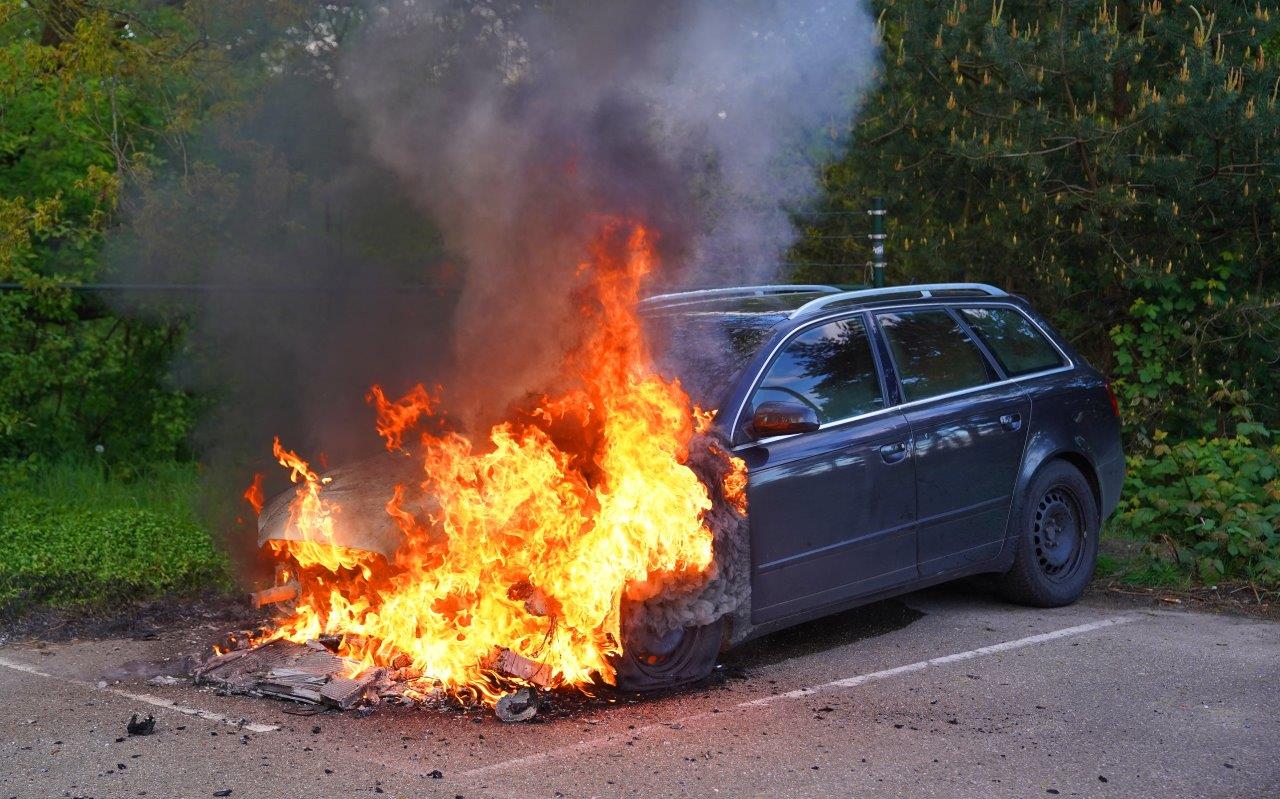Auto op carpoolplaats door brand verwoest