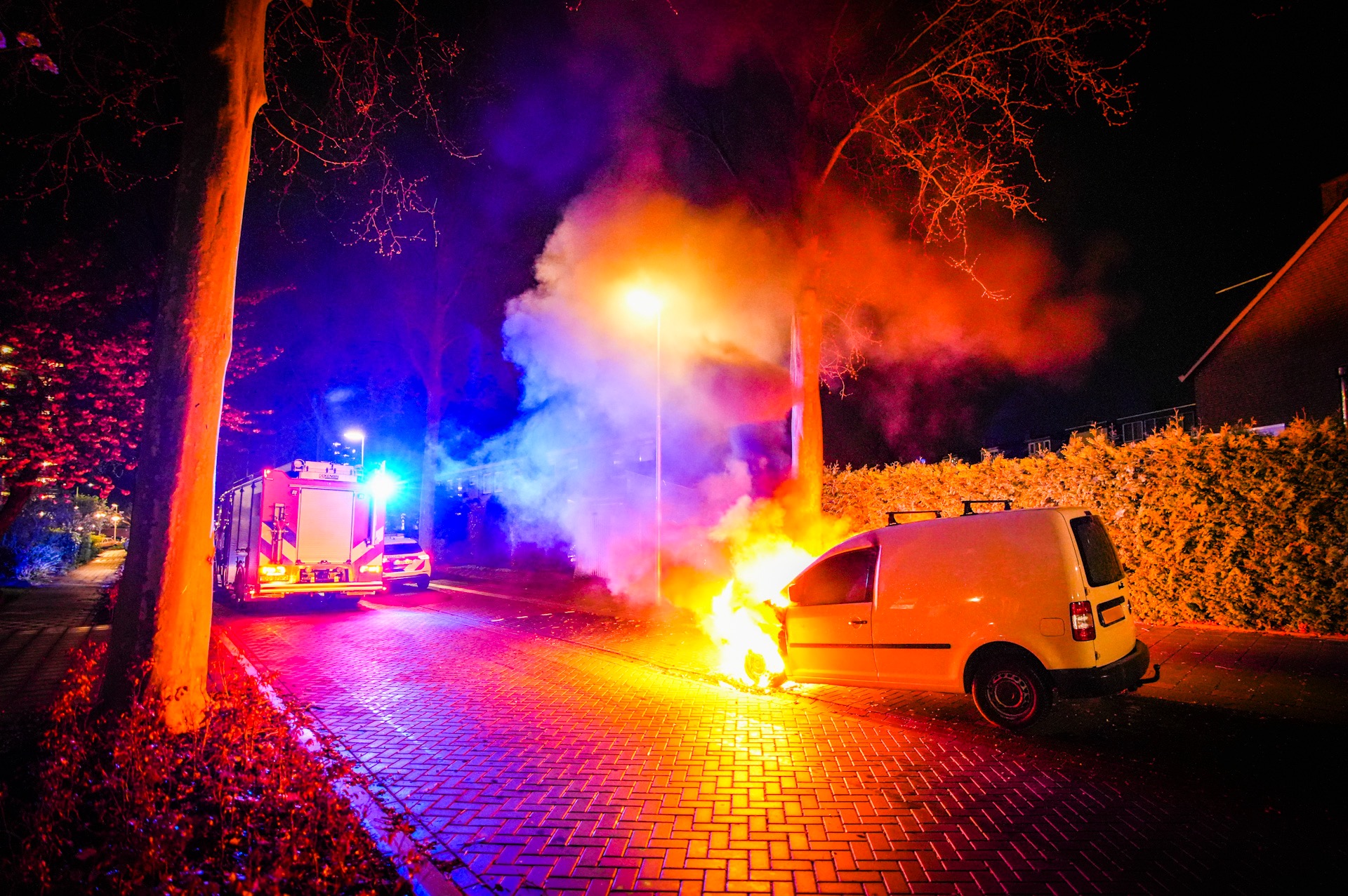 Geparkeerde bestelbus door brand verwoest