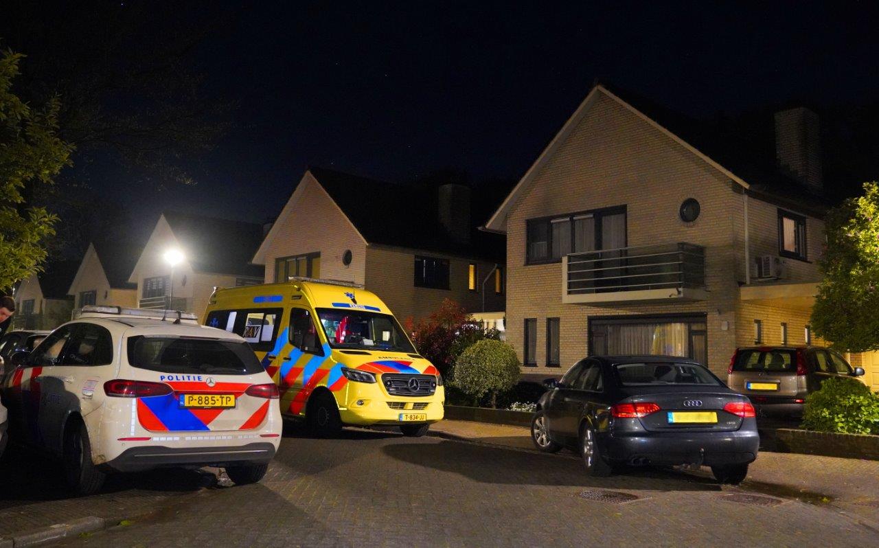 Bejaarde man thuis overvallen en tegen grond gedrukt door nepagent