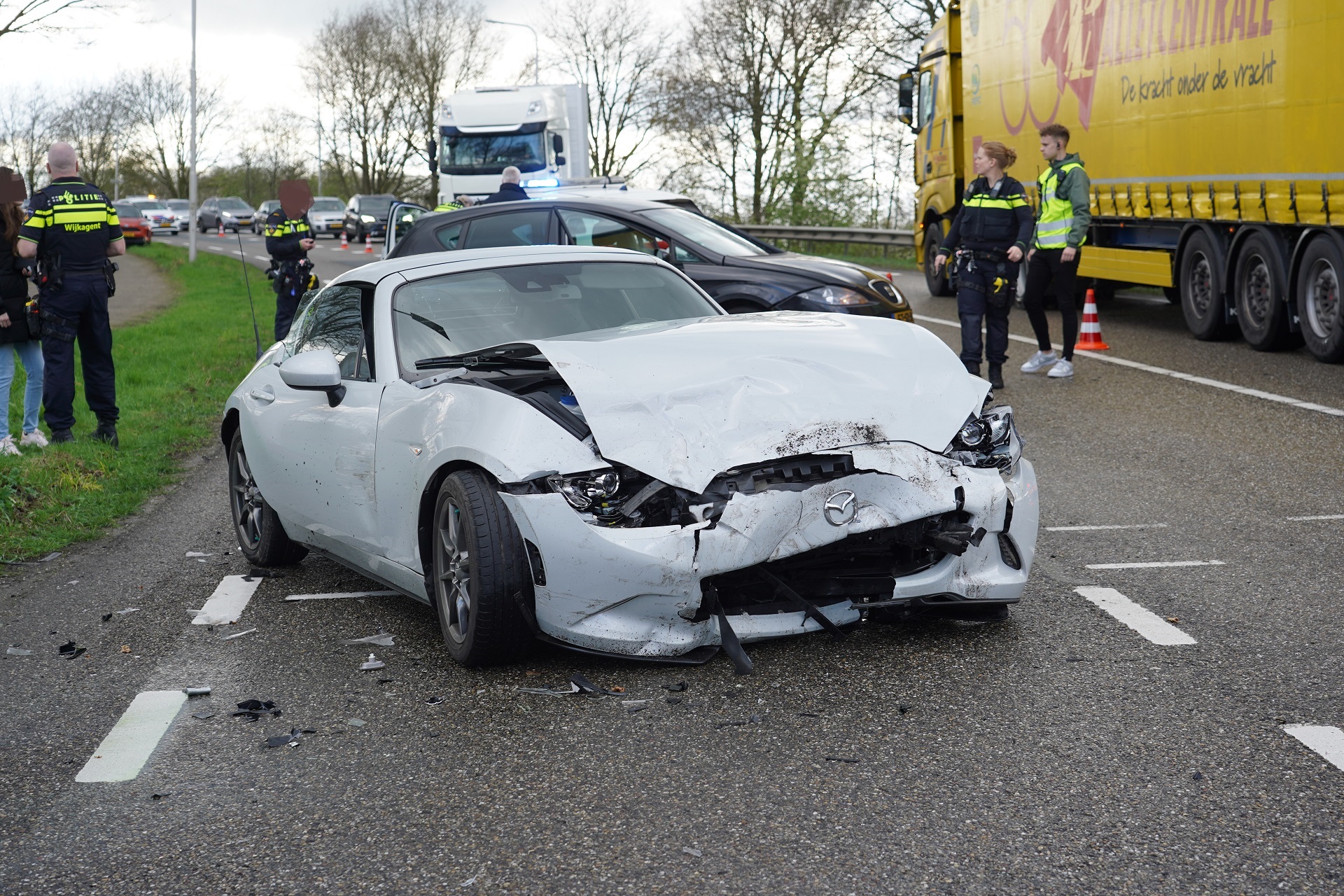 Drie lichtgewonden na ongeval tussen twee auto’s