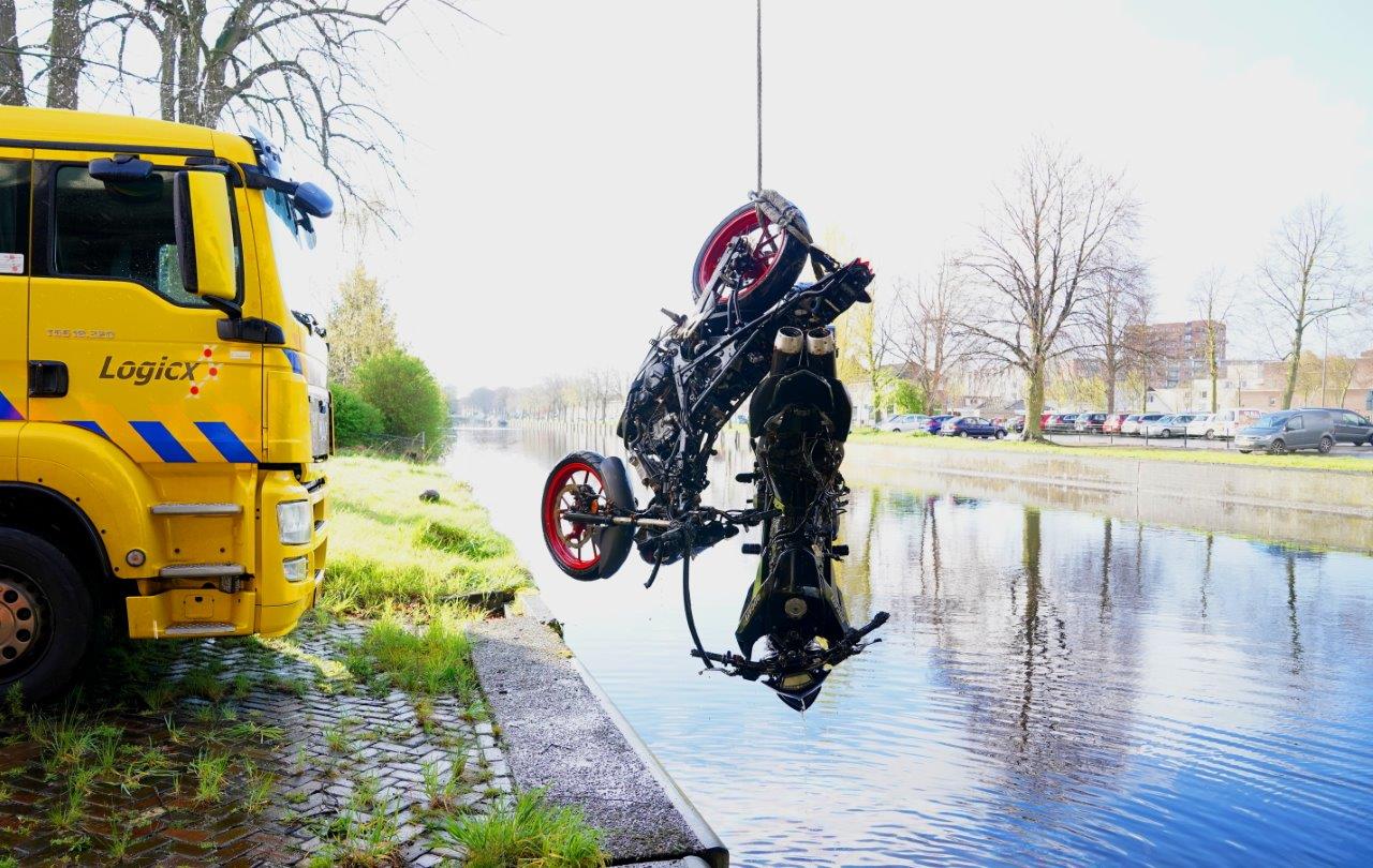 Brandweer duikers stuiten op gestolen motoren tijdens duik oefening