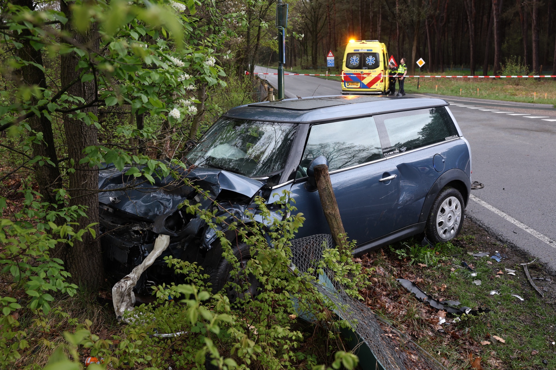 Twee gewonden na ongeval, weg dicht voor het verkeer