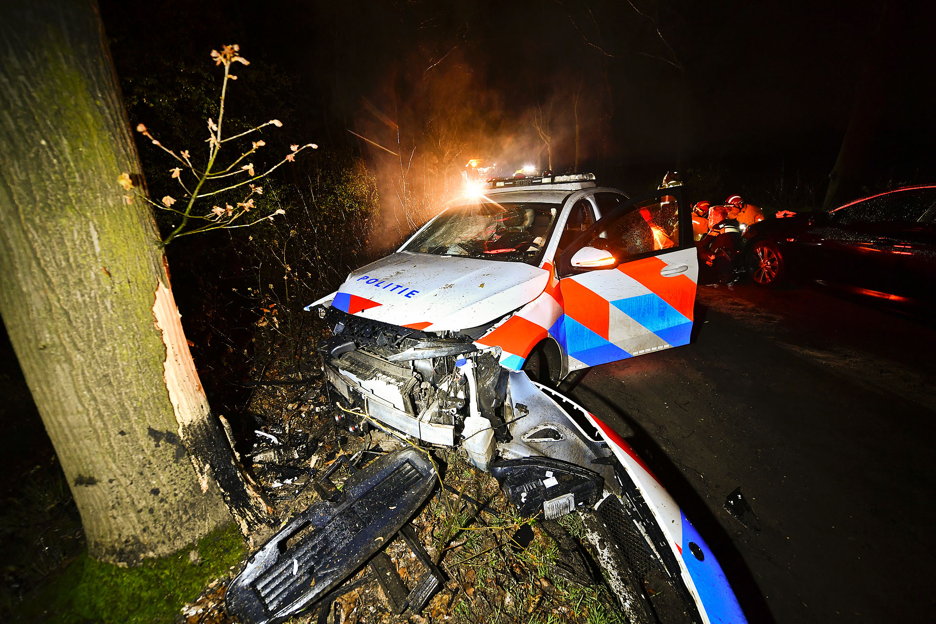 Politieauto crasht tijdens achtervolging, agenten gewond