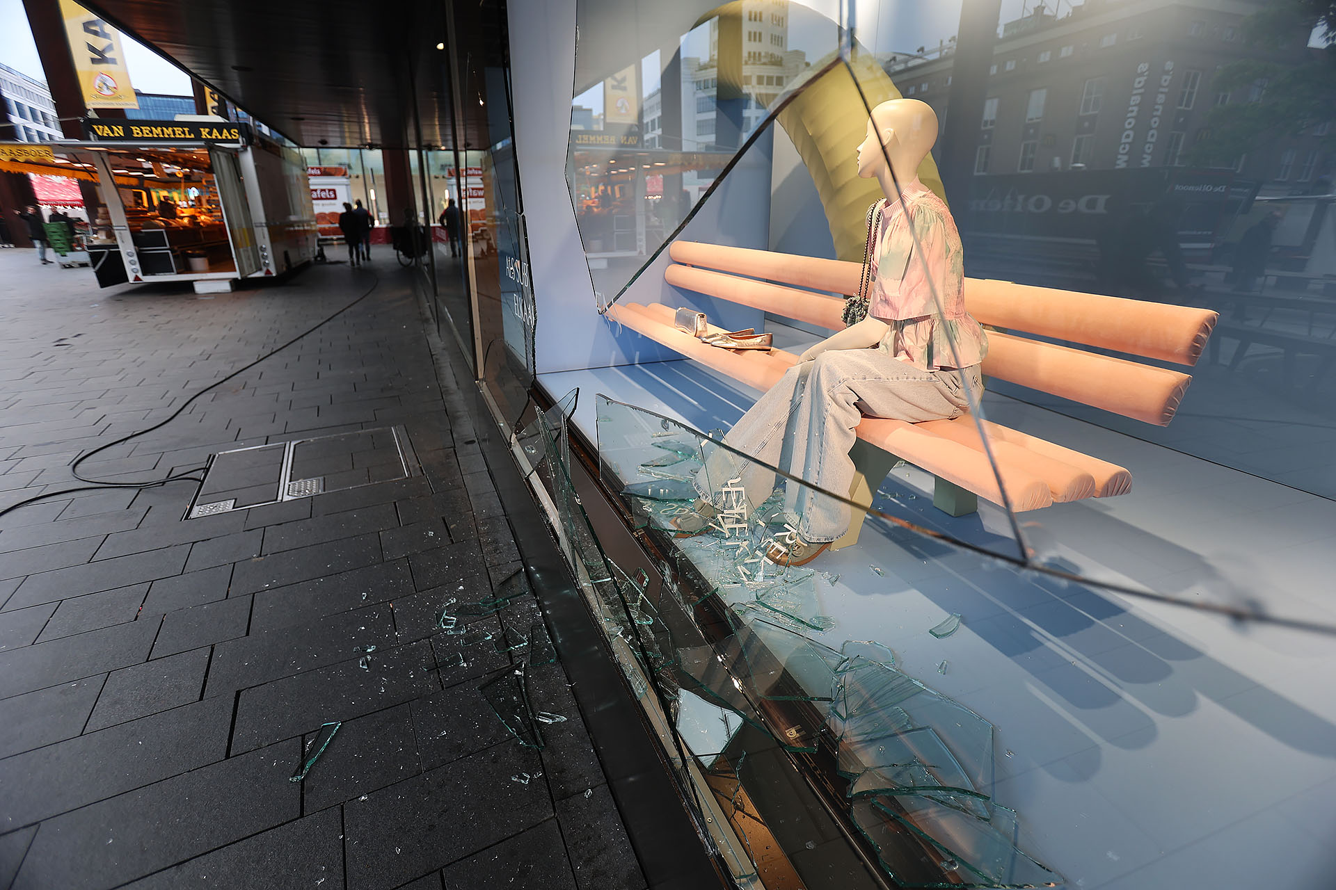 Etalageruit Bijenkorf ingetrapt, verdachte aangehouden