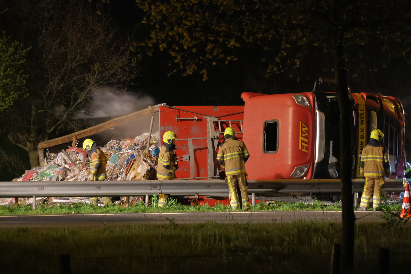 Vrachtwagen gekanteld, snelweg helemaal dicht