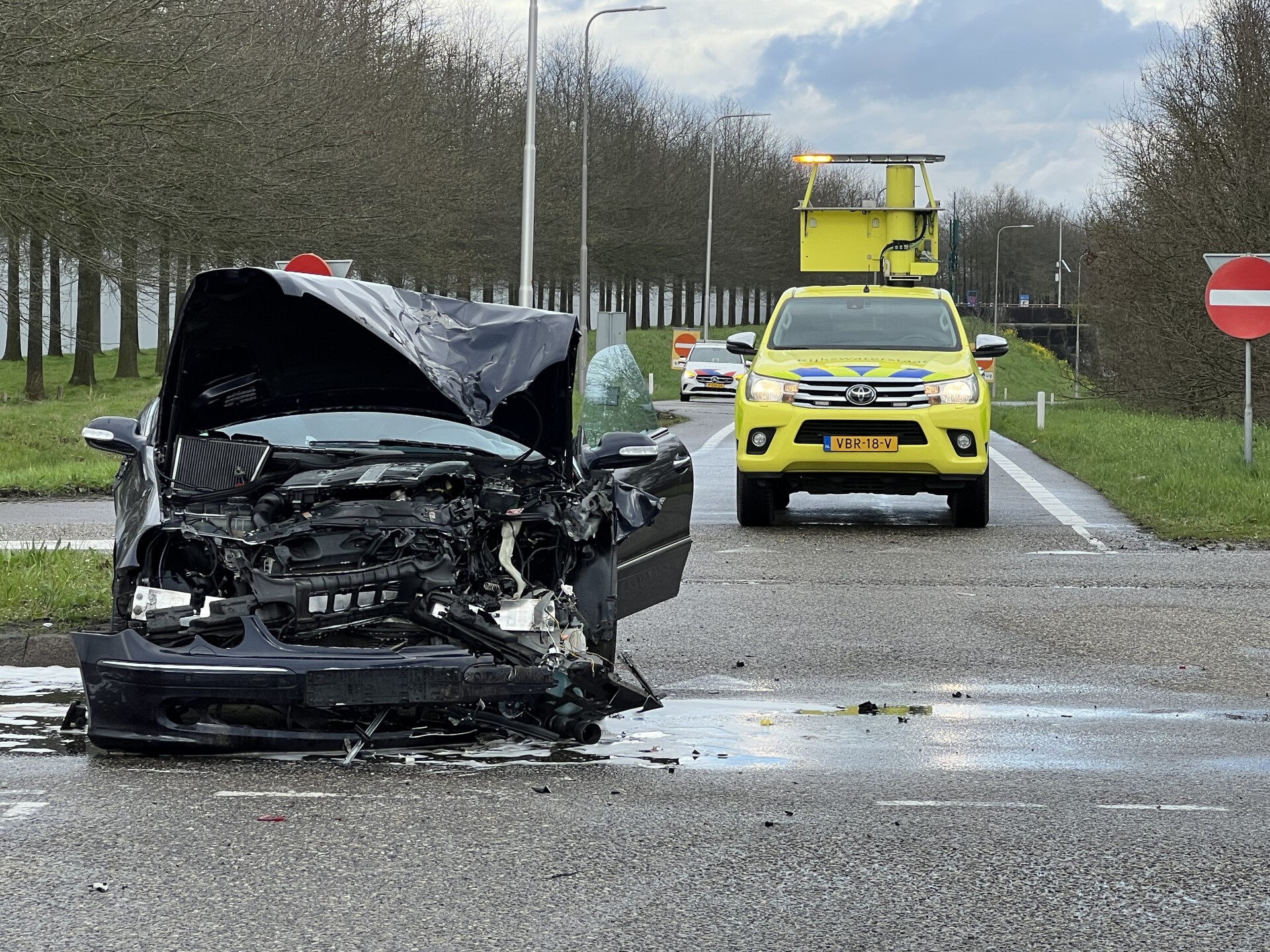 Veel schade na ongeval, weg tijdelijk dicht