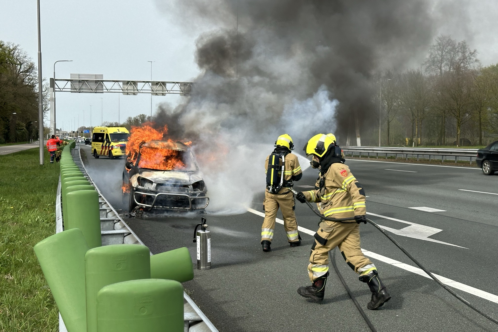 Auto vliegt in brand op snelweg, bestuurder op tijd eruit