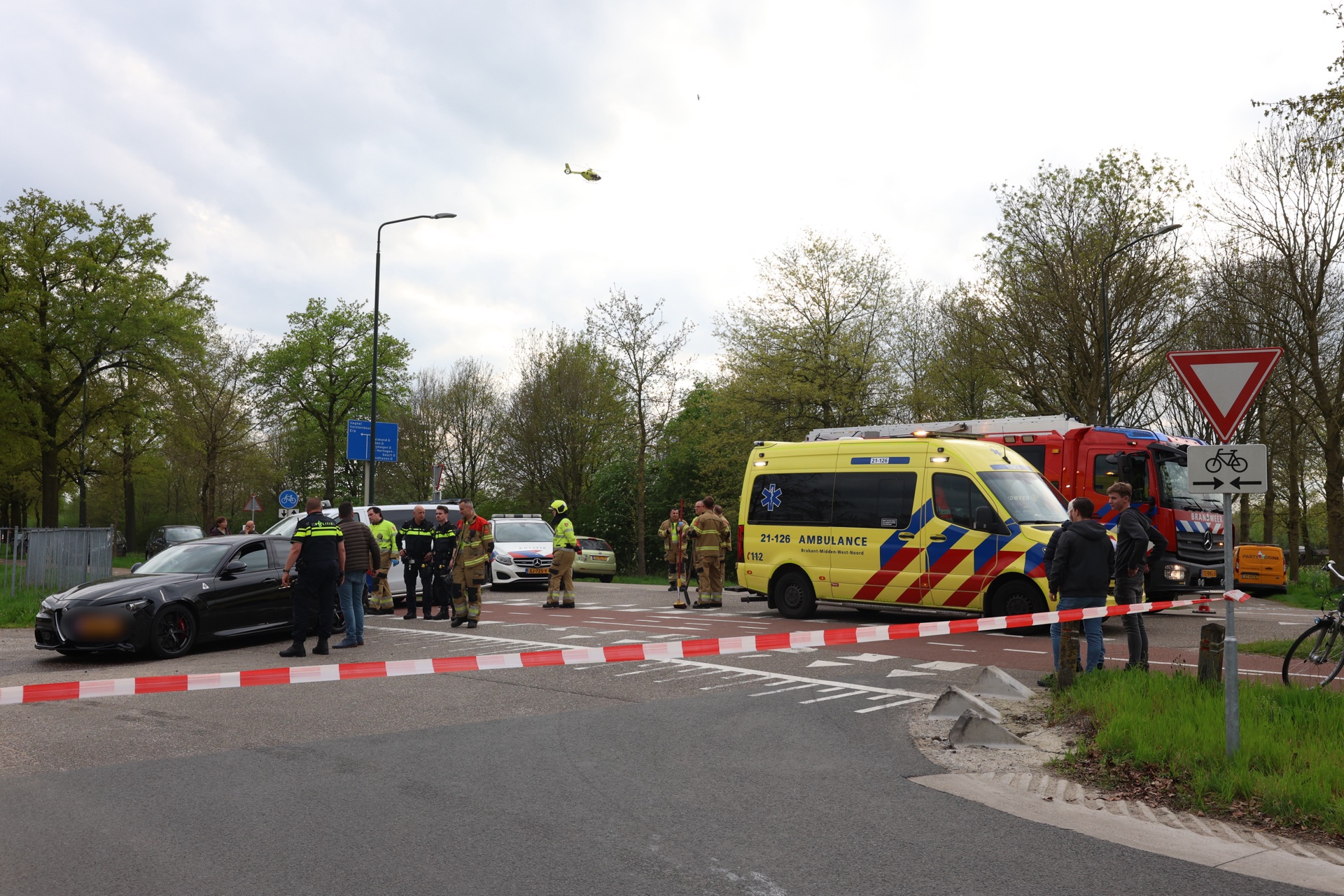 Scooter aangereden door auto, scooterrijder gewond naar ziekenhuis