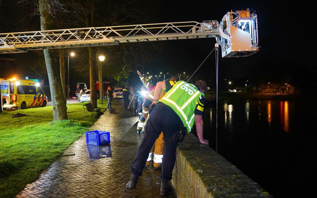 Jongen valt van kademuur en raakt gewond