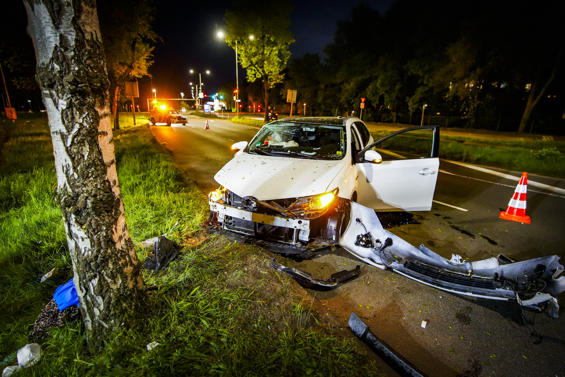 Auto botst tegen boom, twee gewonden