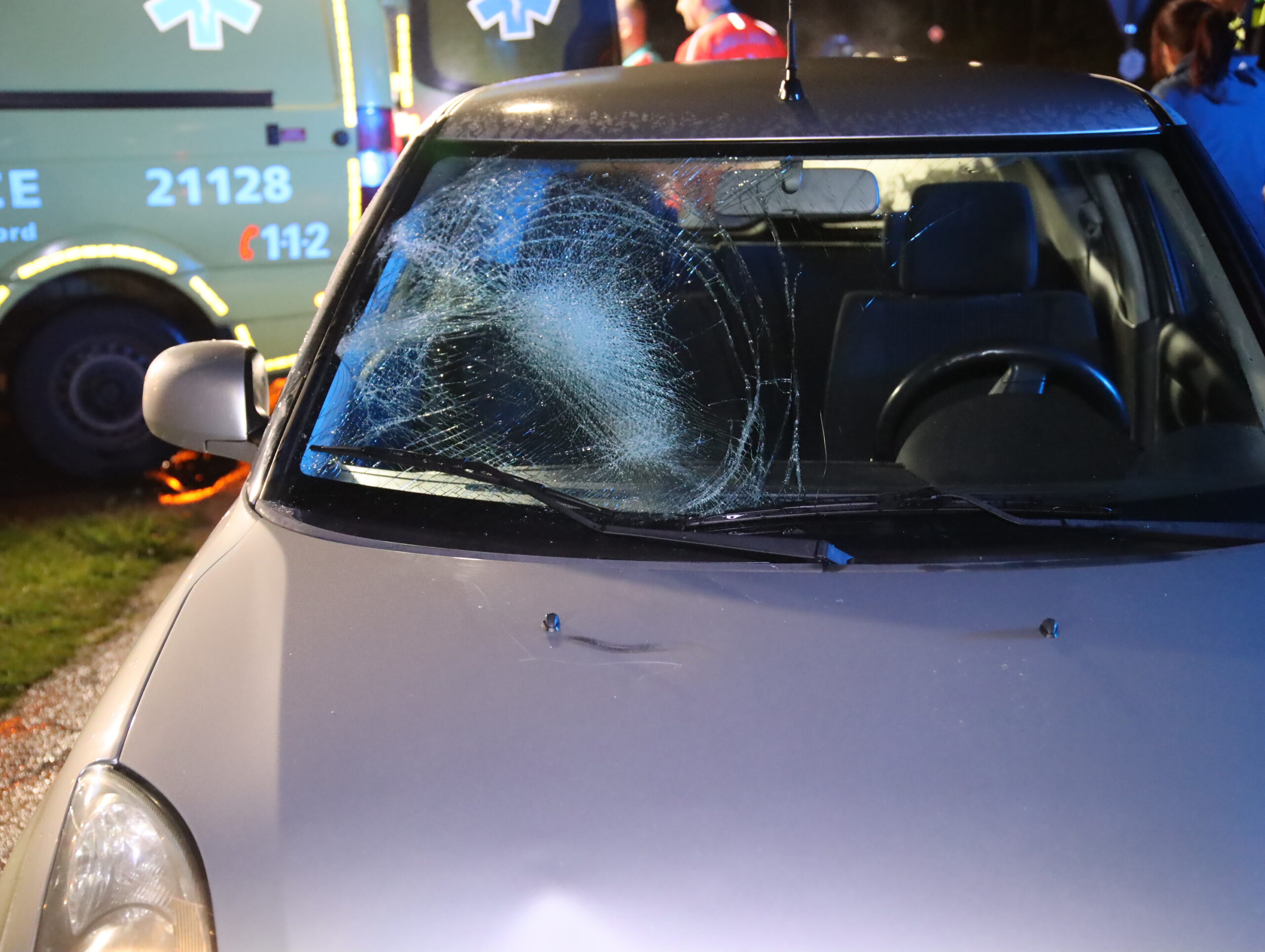 Fietser geschept door auto, gewond naar het ziekenhuis