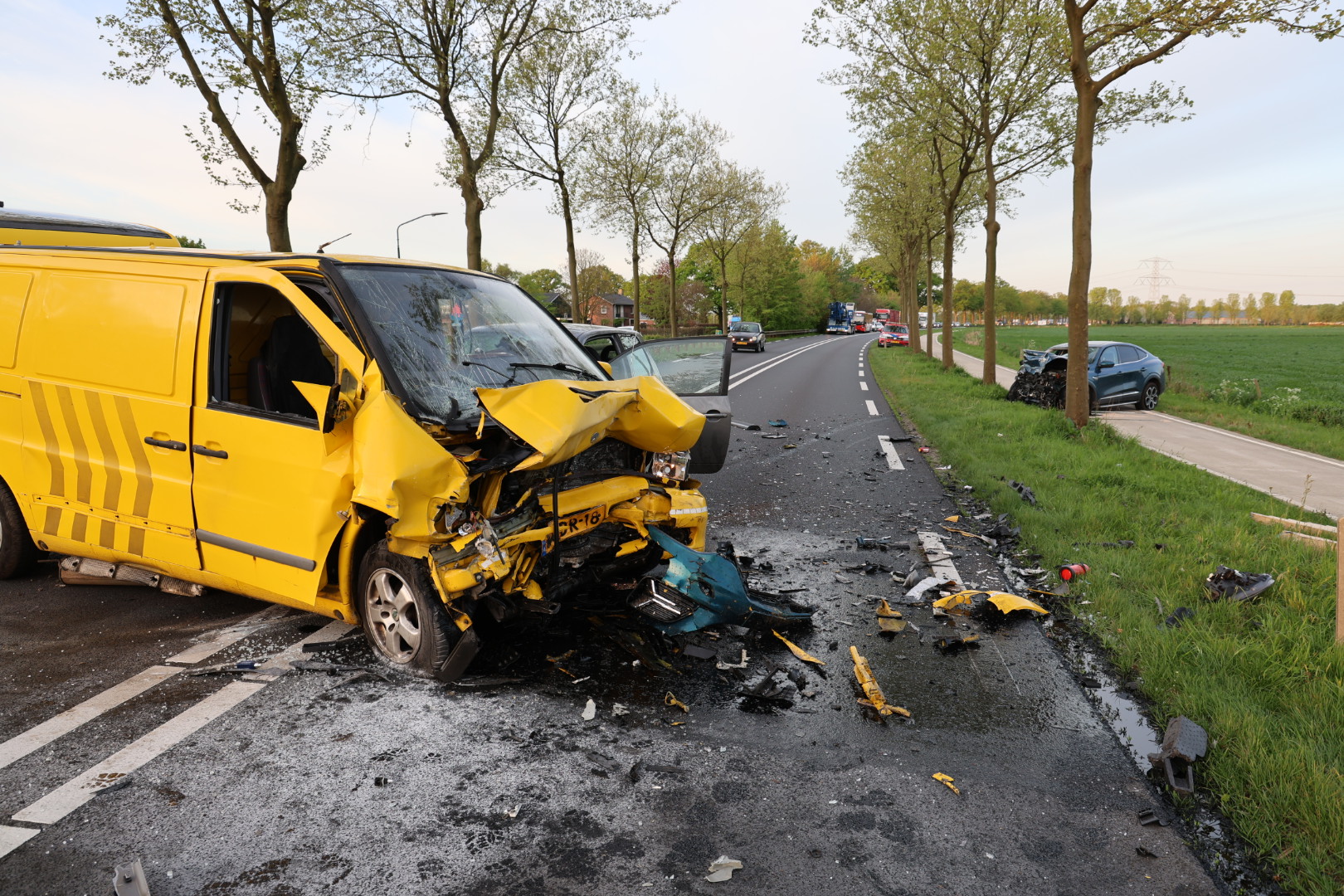Drie gewonden na ernstig ongeval met drie voertuigen