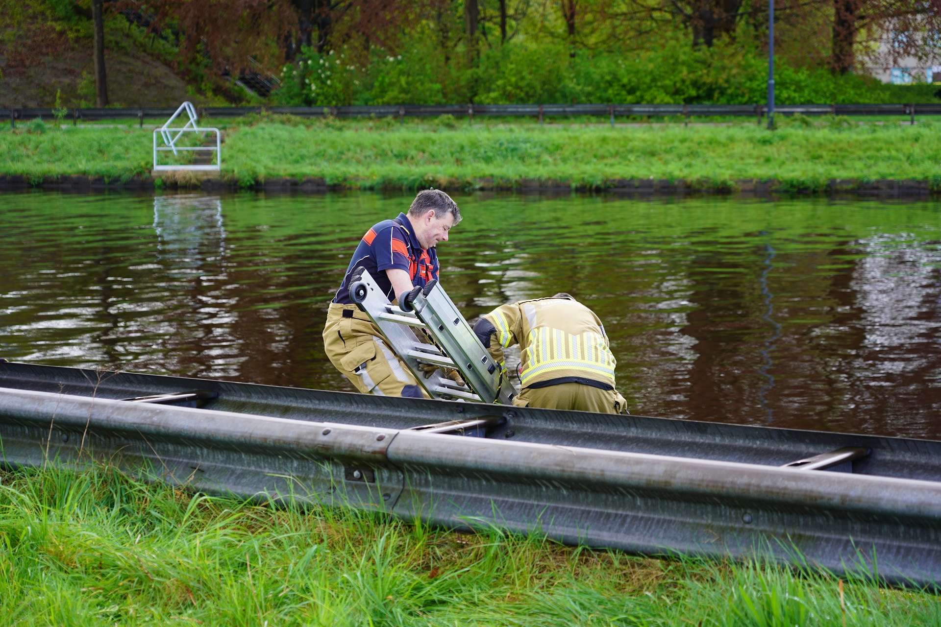 Hulpverleners springen kanaal in om man te redden