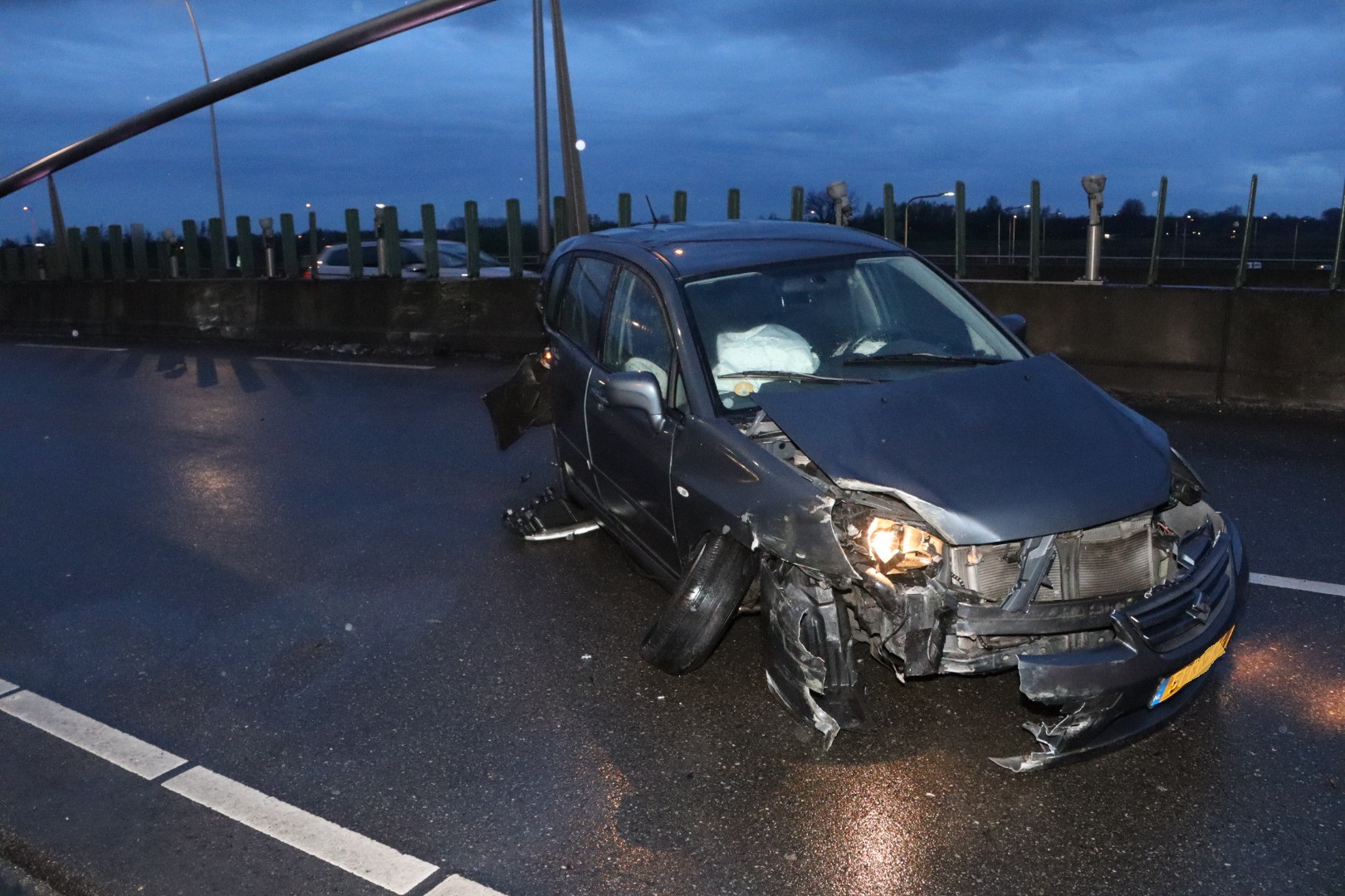 Automobilist gewond na crash tegen betonnen rand