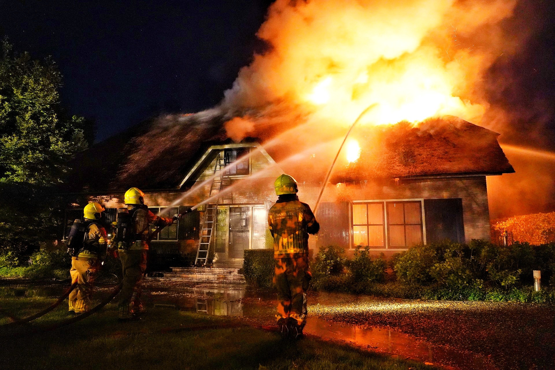 Grote uitslaande brand legt villa met rieten dak in de as