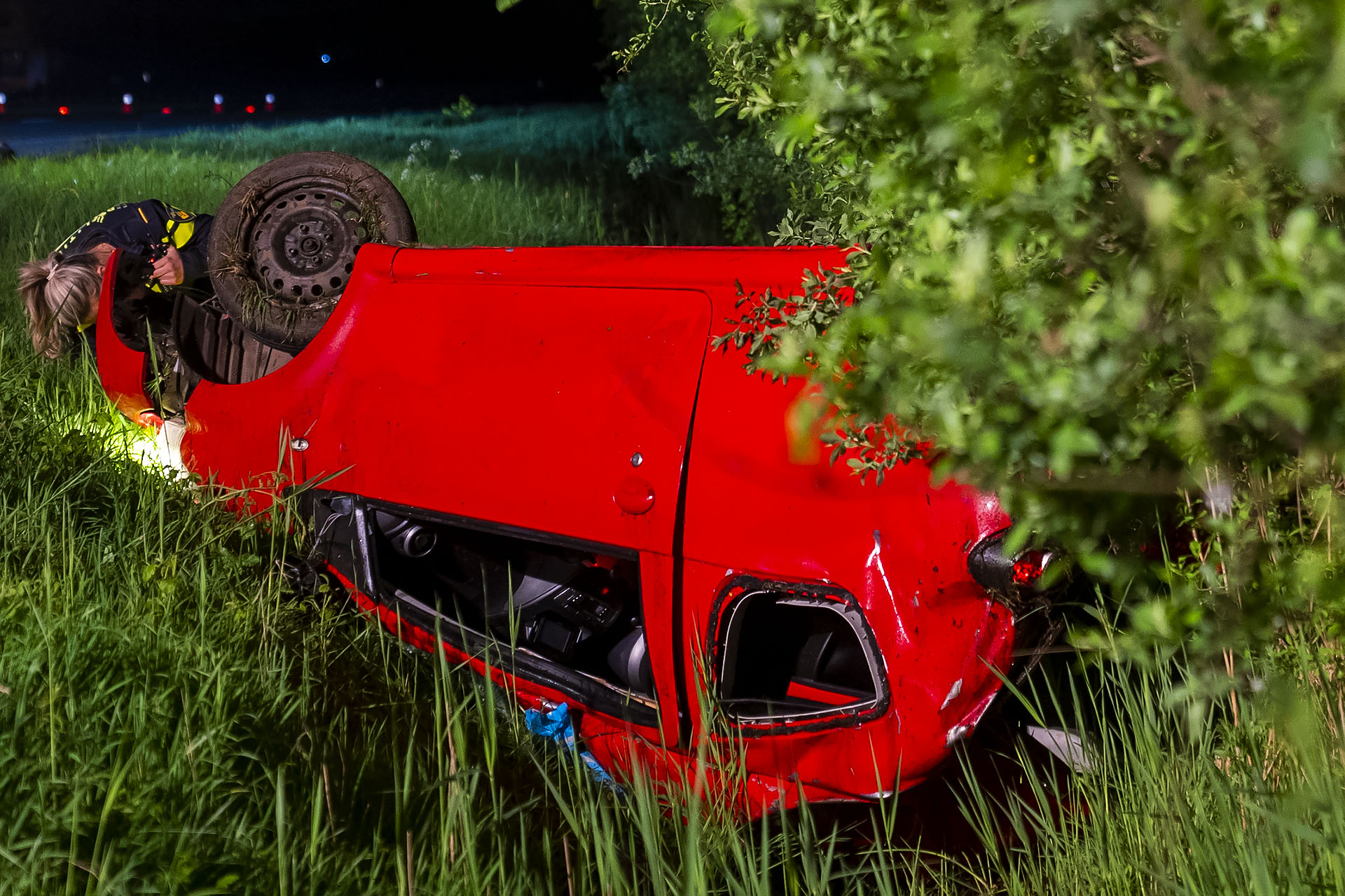 Auto Belandt Op Z’n Kop In Sloot, Trauma Helikopter Landt Op Snelweg ...