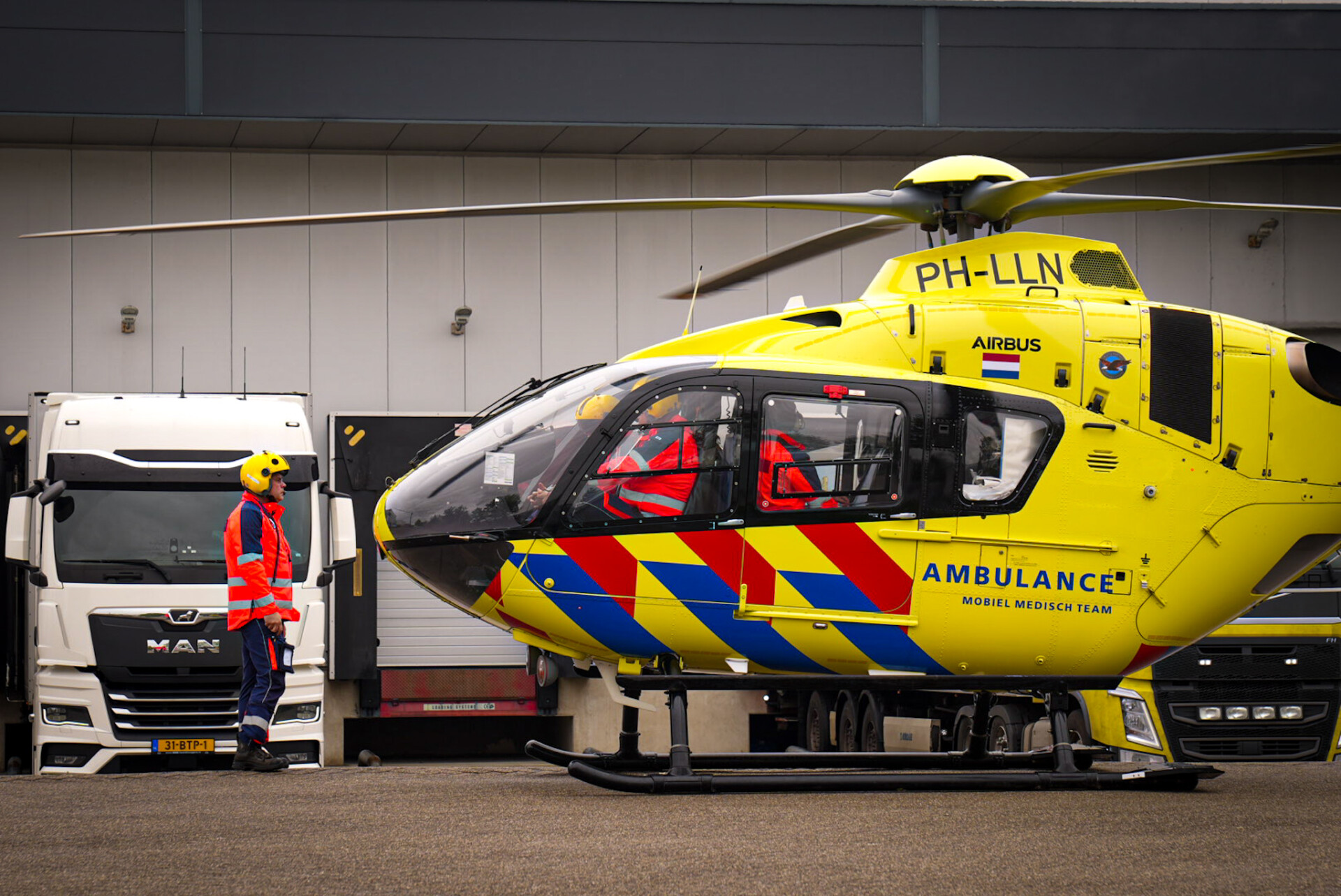Brandweer haalt zwaargewonde man van dak, trauma helikopter geland