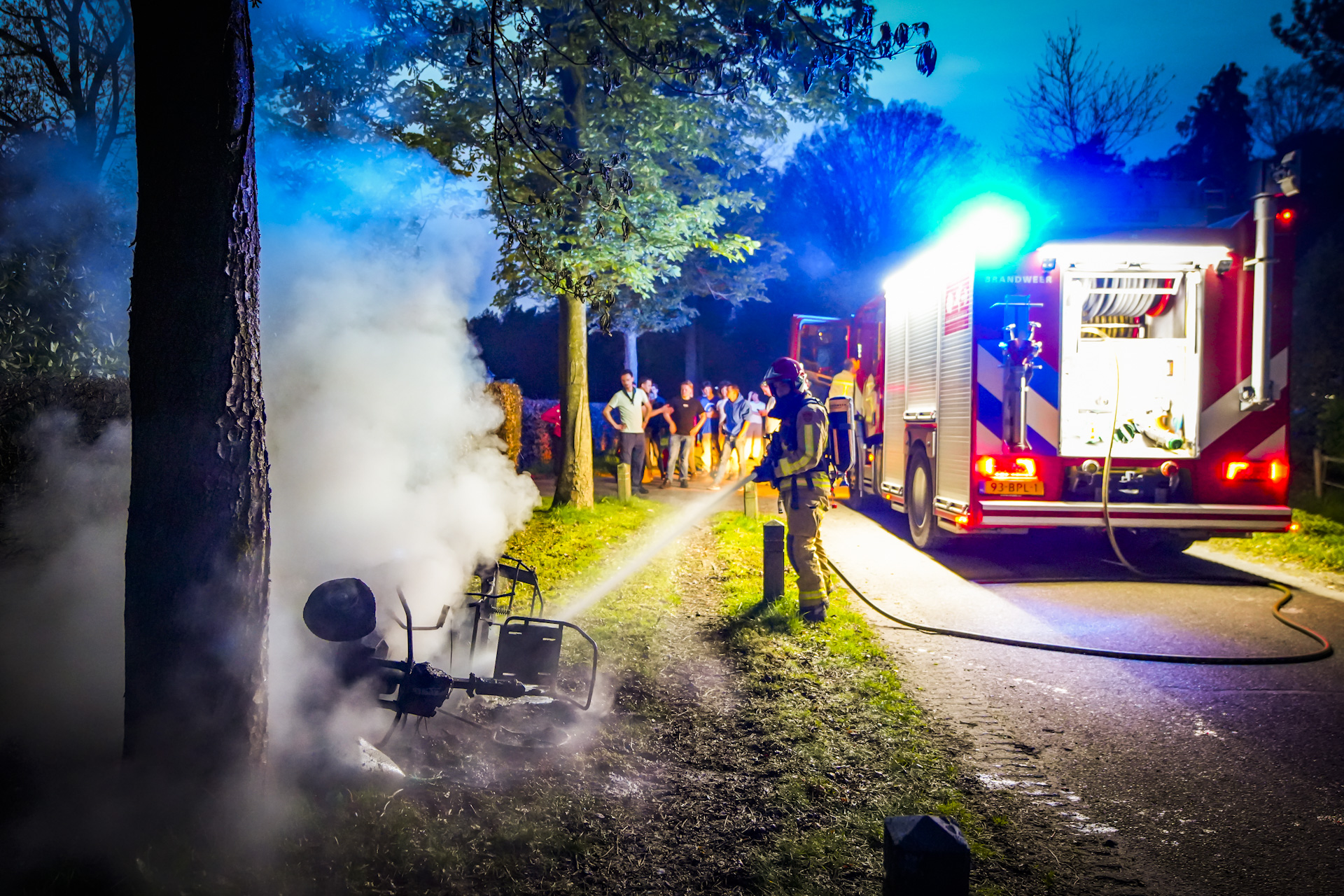 Zitmaaier vliegt in brand, scouting schiet te hulp