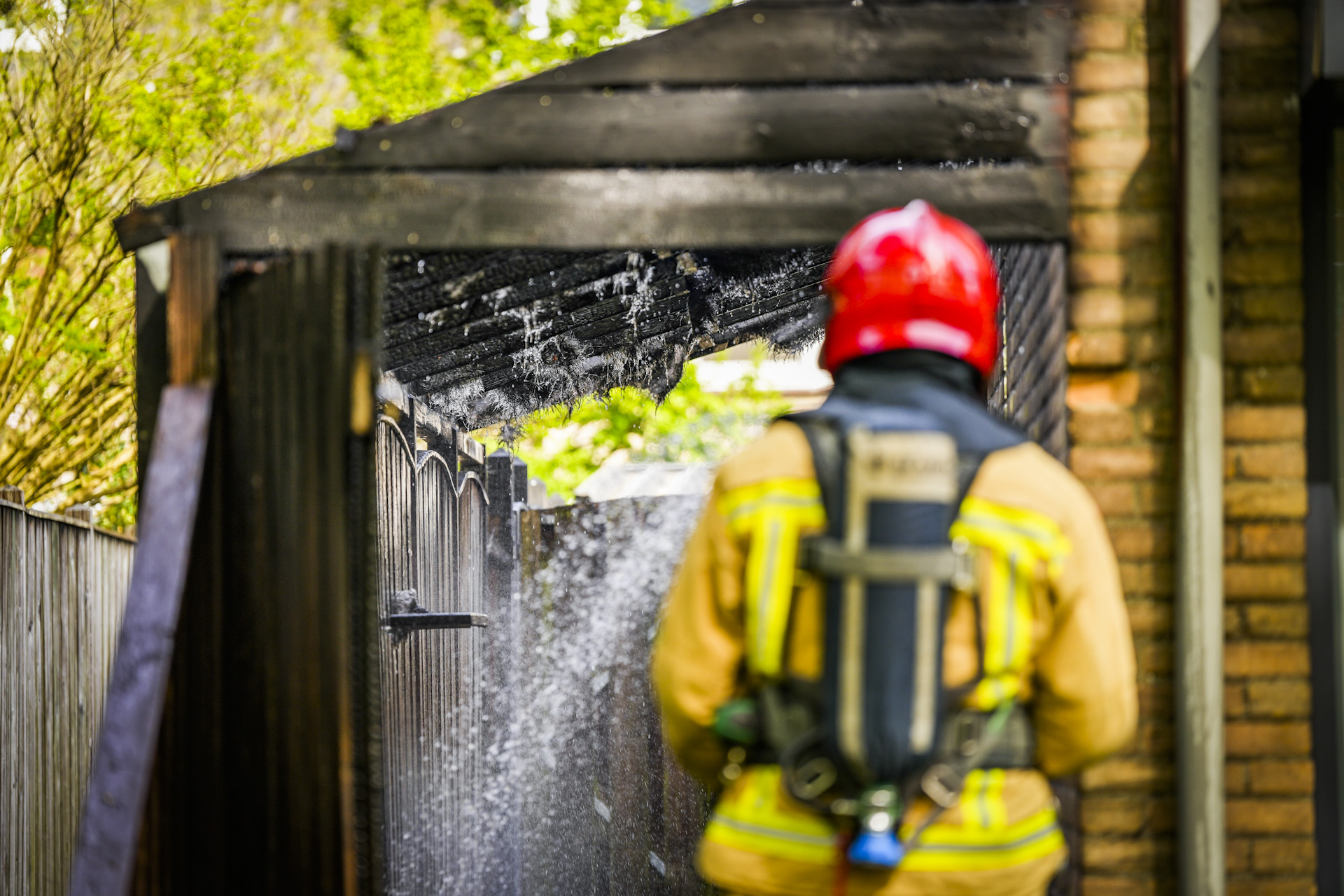 Flinke schade aan woning na brand in schuurtje