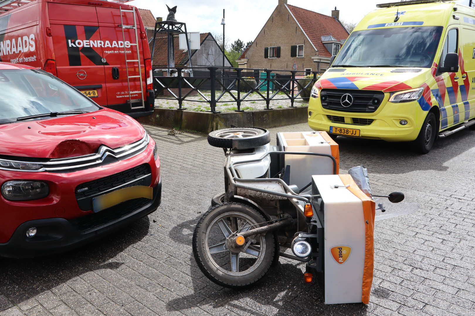Postbezorgster komt in botsing met auto