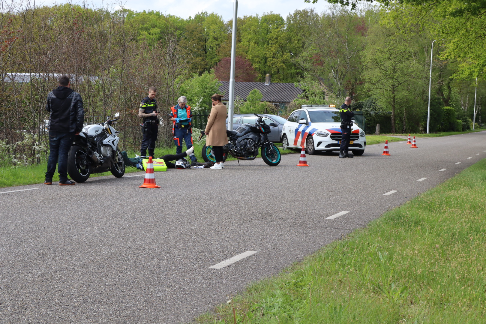 Motorrijder gaat hard onderuit en raakt gewond