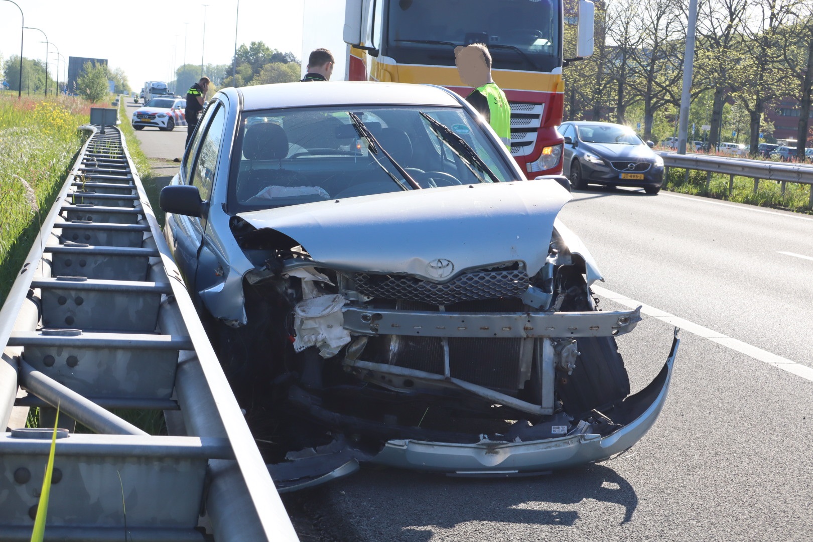 Auto zwaar beschadigd na eenzijdig ongeval