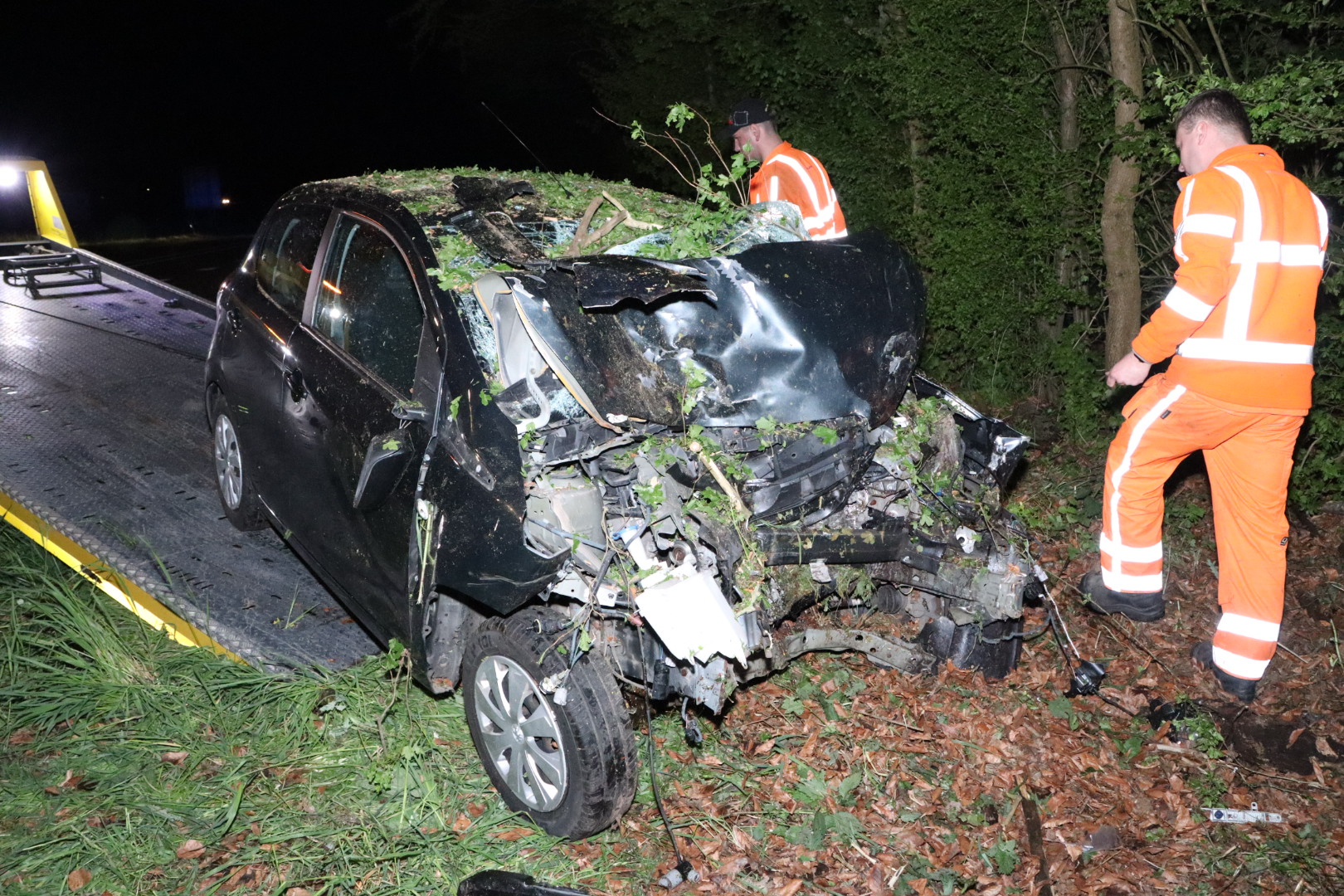 Bestuurder zwaargewond na botsing tegen boom