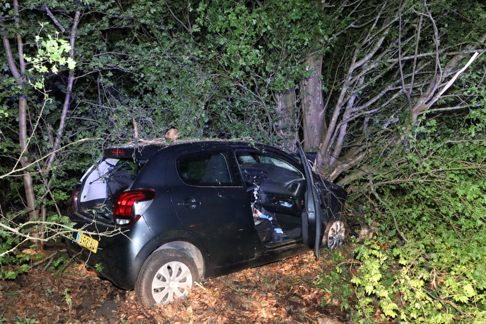 Bestuurder Zwaargewond Na Botsing Tegen Boom - 112Brabant