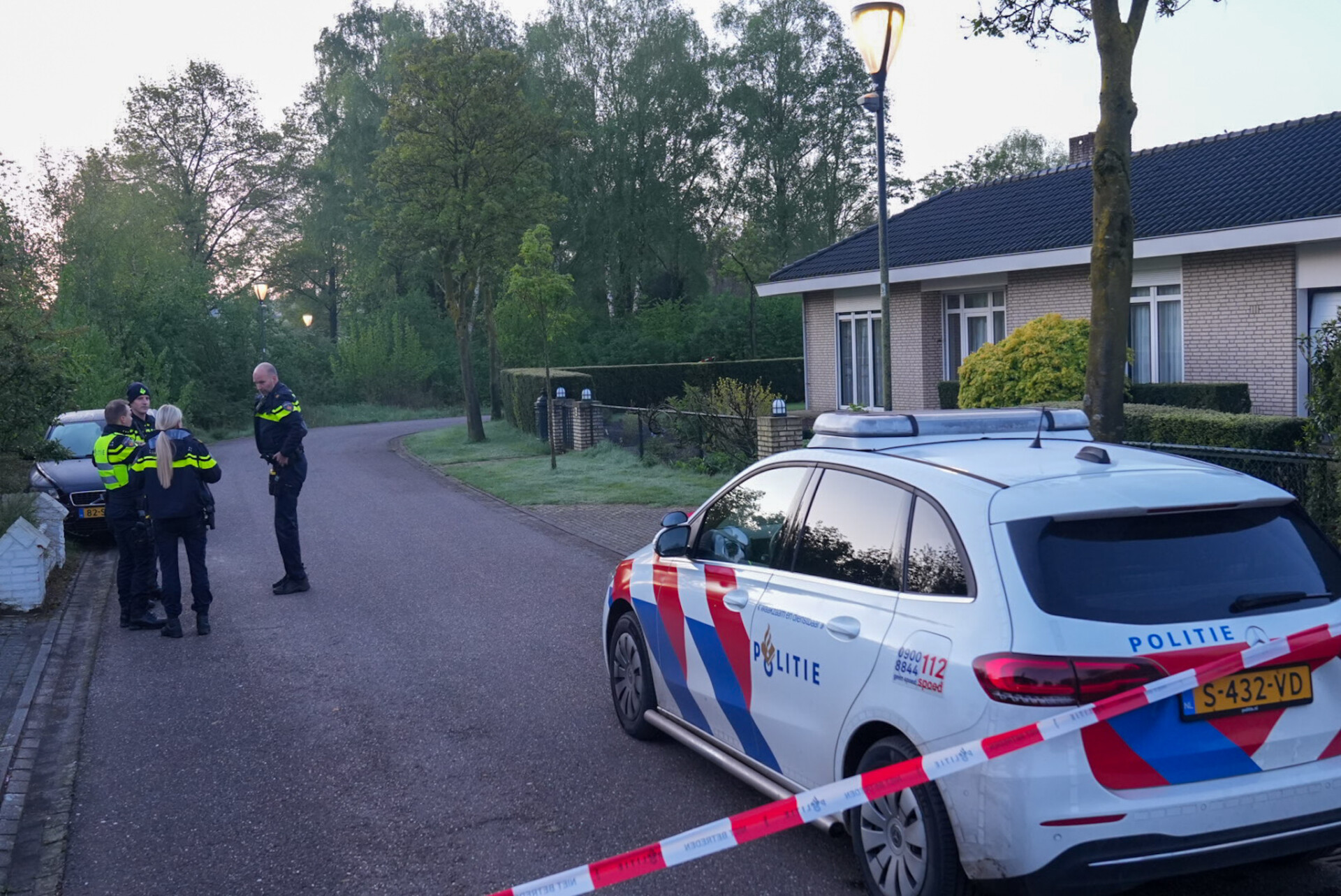 Twee mannen overvallen oudere vrouw en gaan ervandoor met haar auto